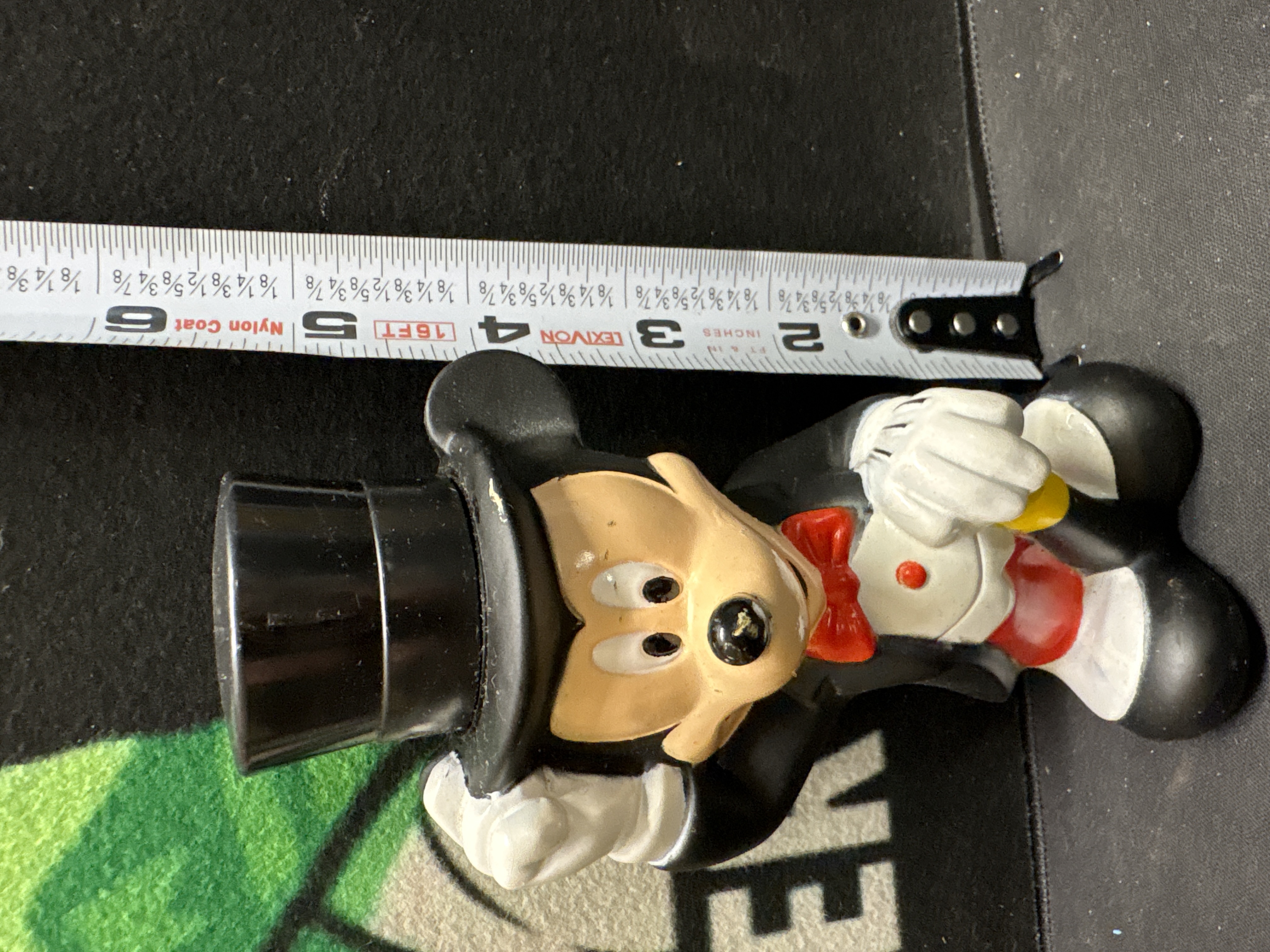 LOT 2026-573 — Figurine décorative de Mickey Mouse en tenue élégante, avec haut-de-forme… — photo 1