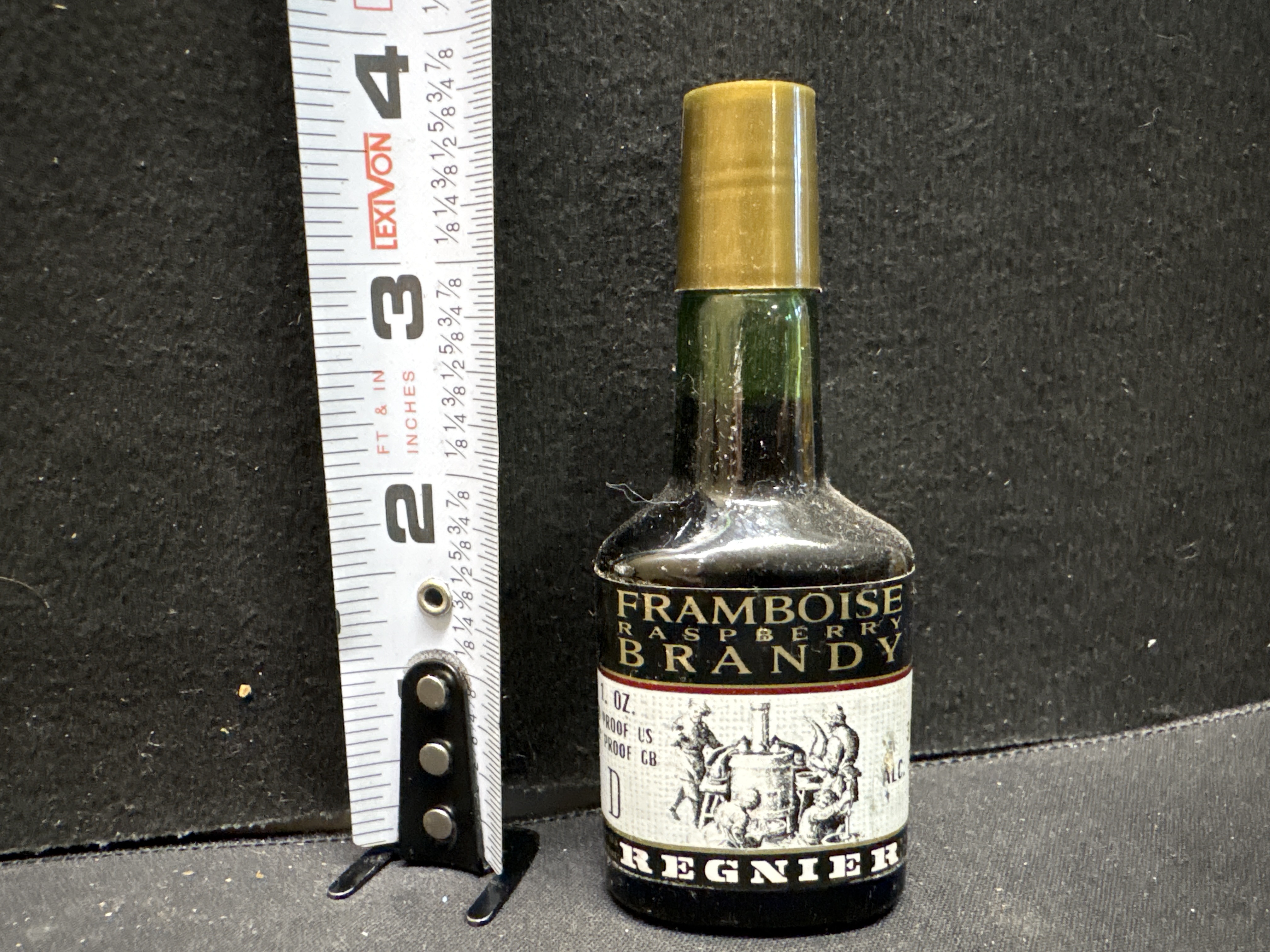 LOT 2026-583 — Petite bouteille miniature en verre de brandy à la framboise « Framboise… — photo 1