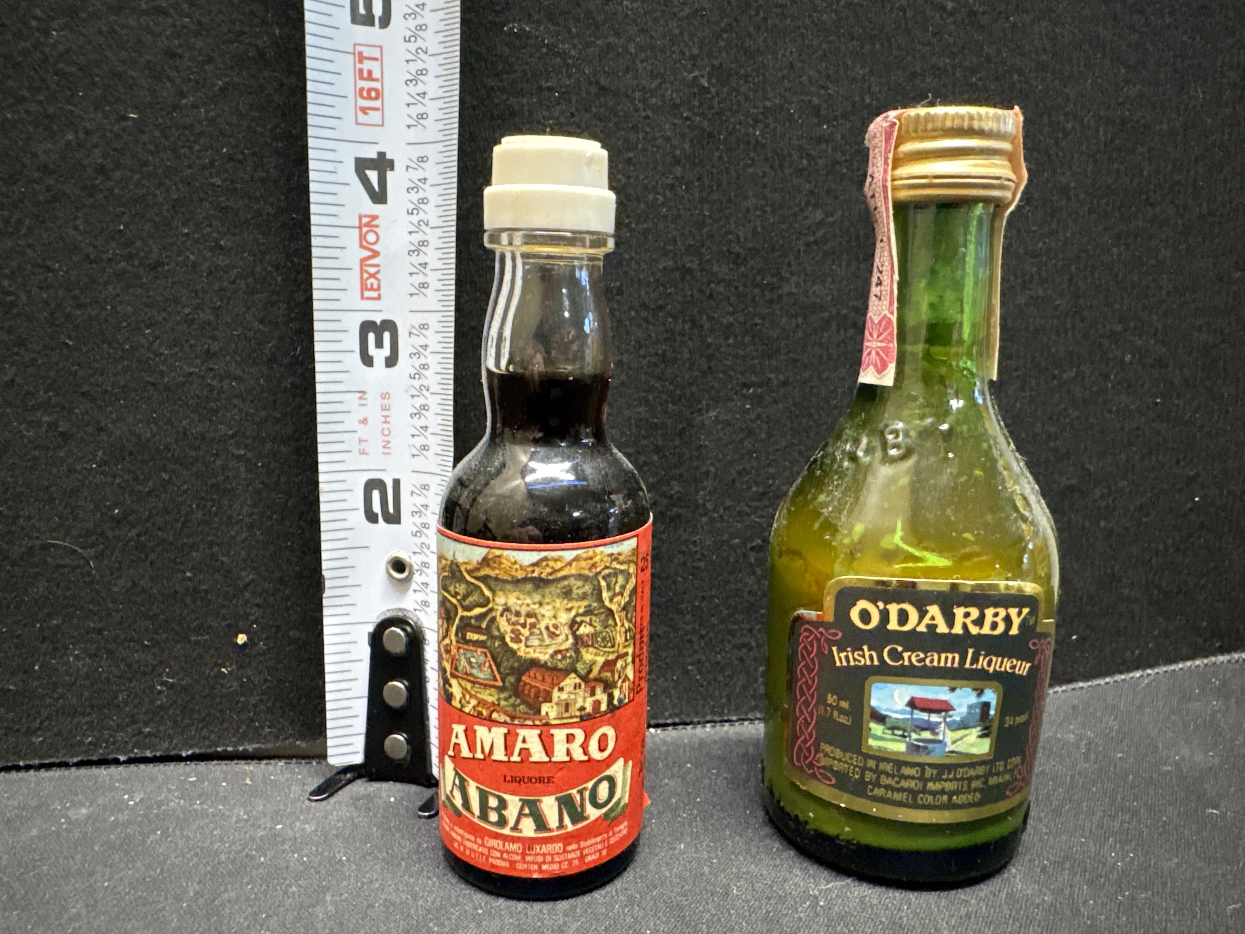 LOT 2026-584 — Ensemble de 2 petites bouteilles de liqueur de collection, non destinées à la… — photo 1