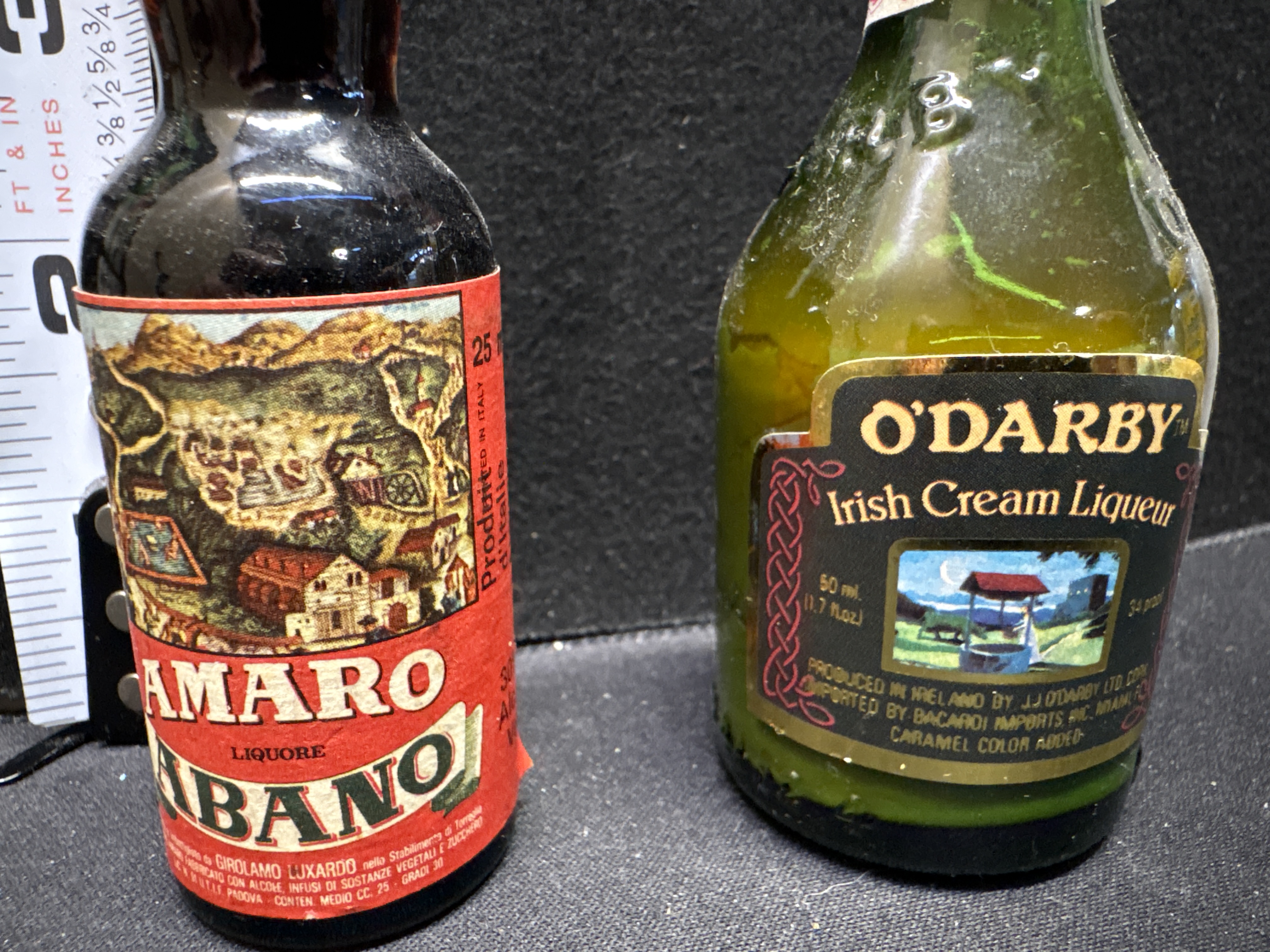 LOT 2026-584 — Ensemble de 2 petites bouteilles de liqueur de collection, non destinées à la… — photo 2