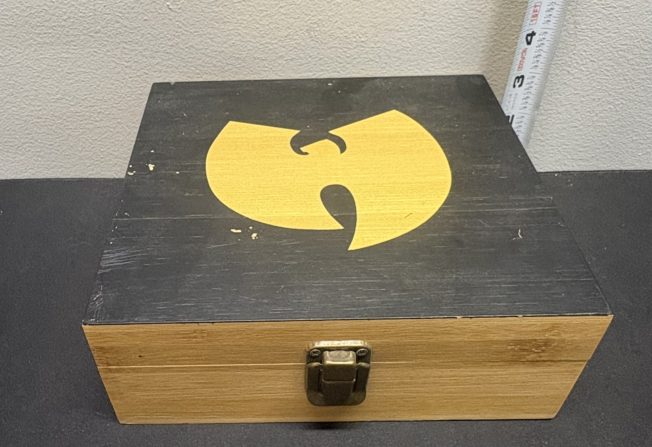 LOT 2026-006 — Boîte de rangement en bambou Wu-Tang Clan
