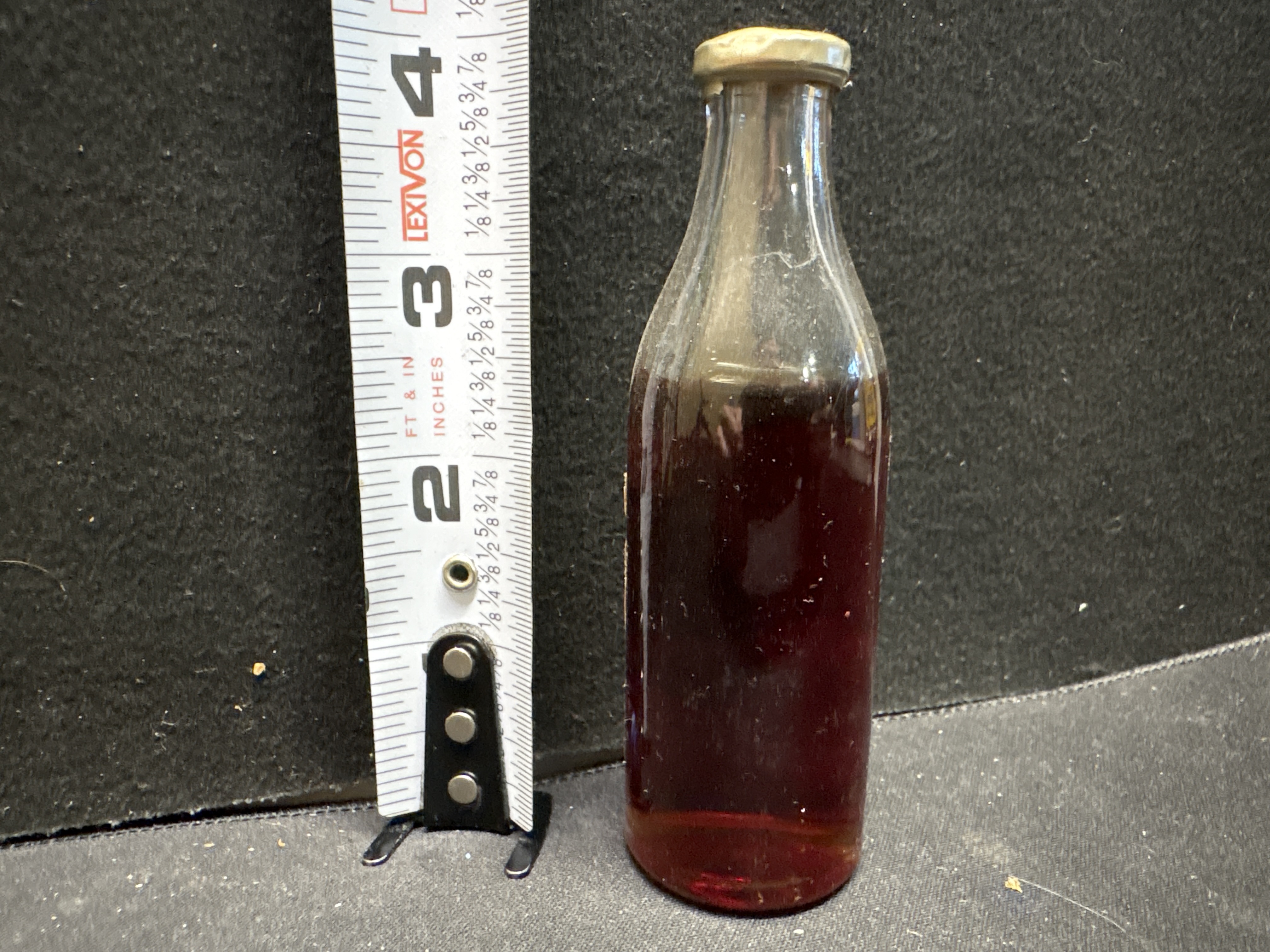 LOT 2026-586 — Bouteille de collection Pezziol Cynar, avec étiquette originale illustrant un… — photo 2