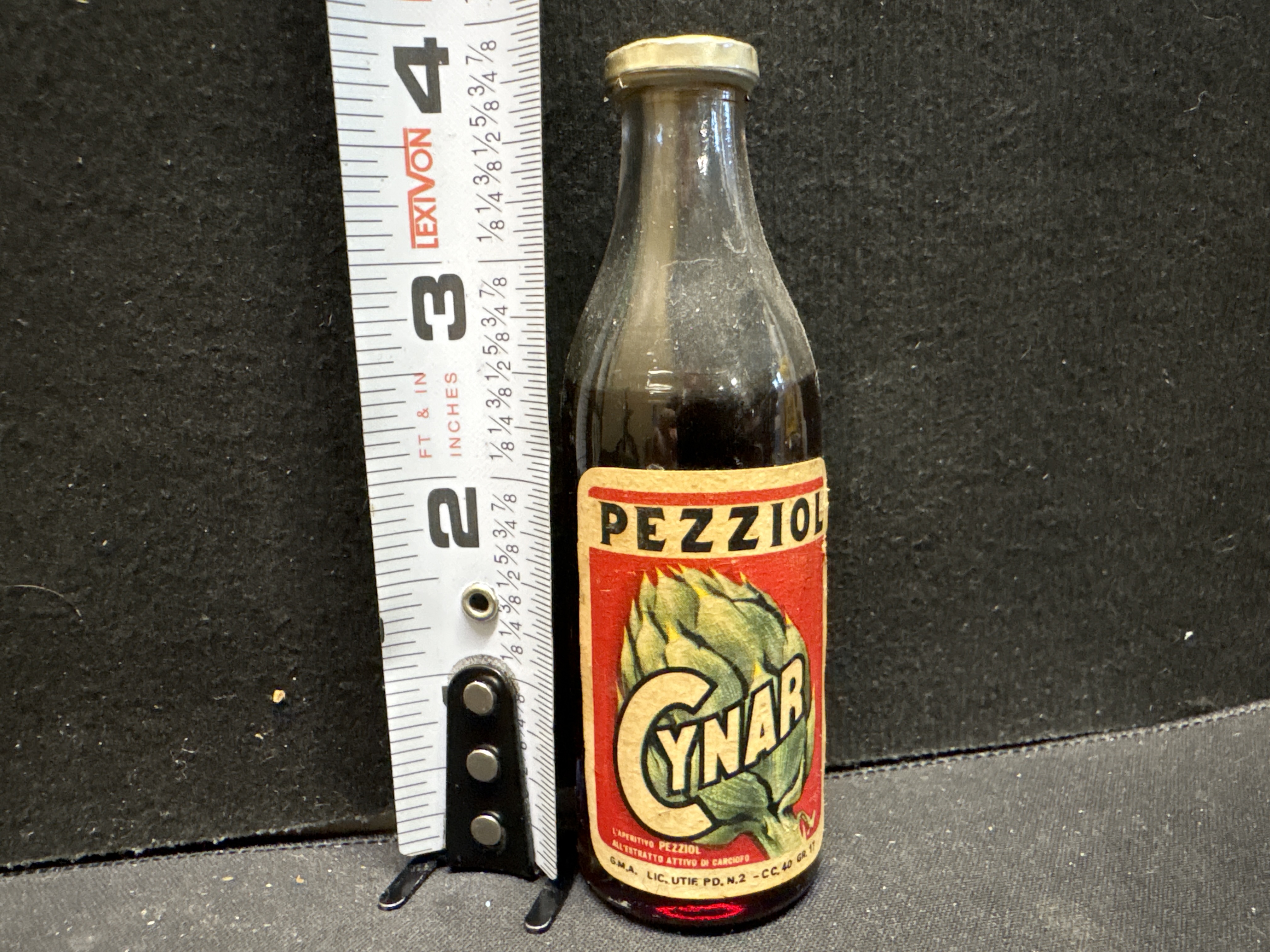 LOT 2026-586 — Bouteille de collection Pezziol Cynar, avec étiquette originale illustrant un… — photo 1