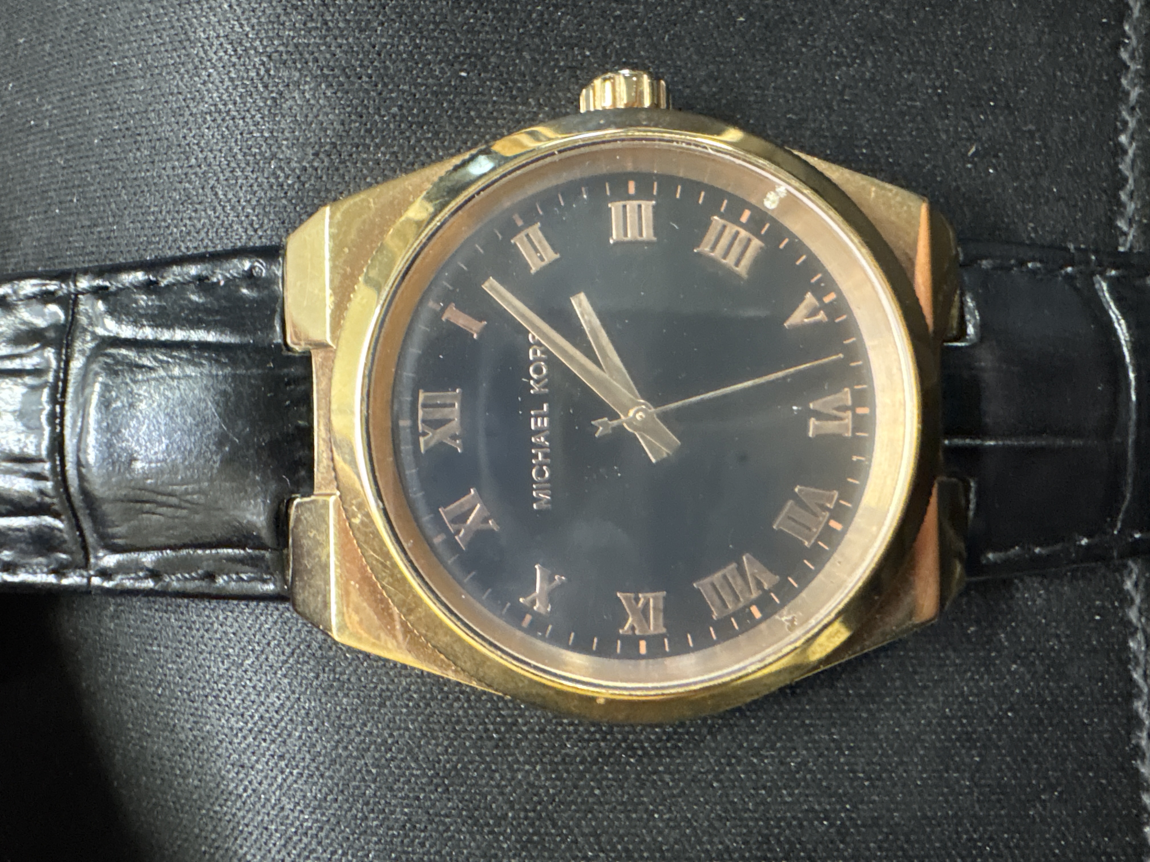 LOT 2026-587 — Montre authentique Michael Kors, modèle MK-2358, avec boîtier doré en acier… — photo 2