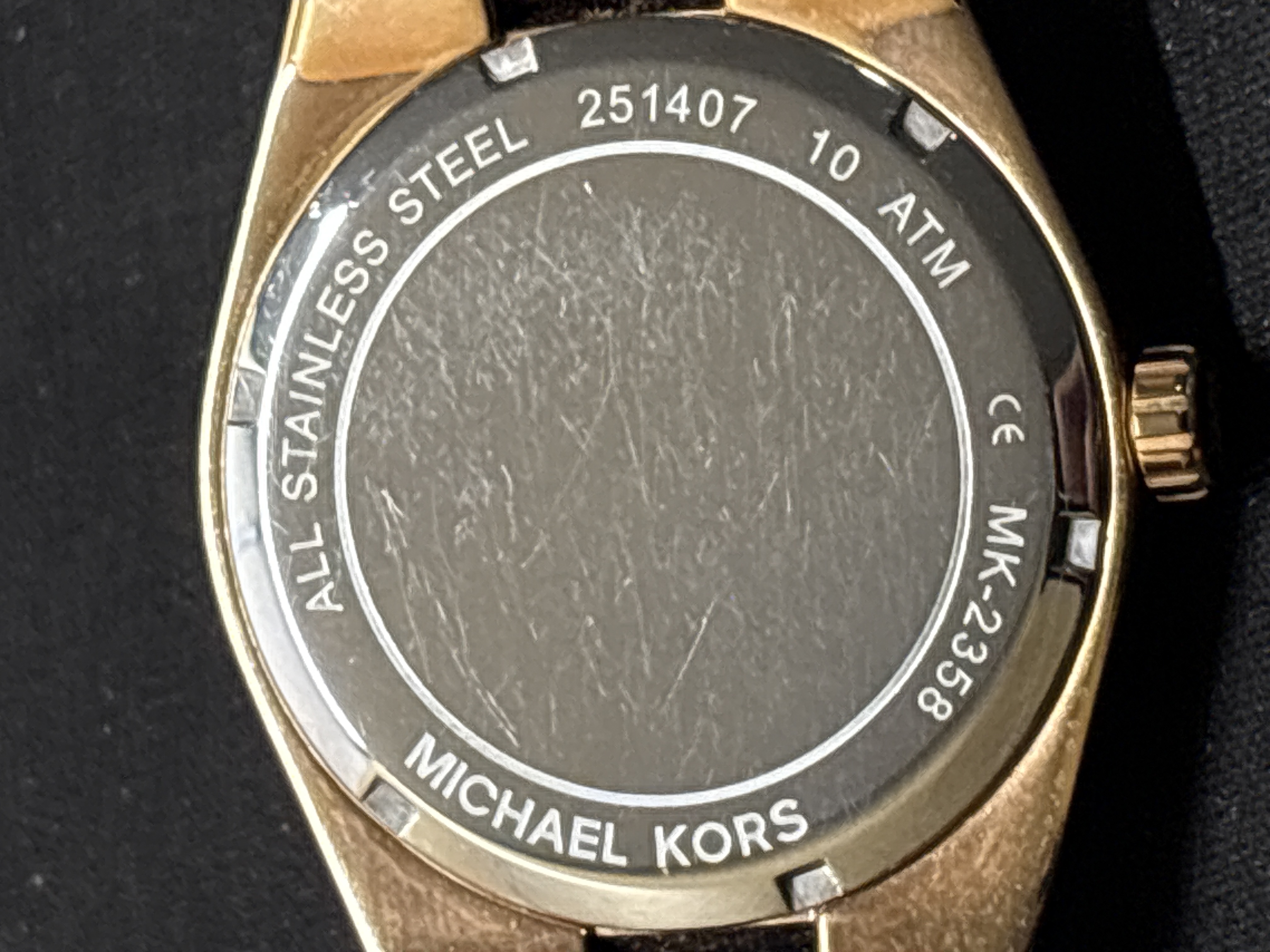 LOT 2026-587 — Montre authentique Michael Kors, modèle MK-2358, avec boîtier doré en acier… — photo 5