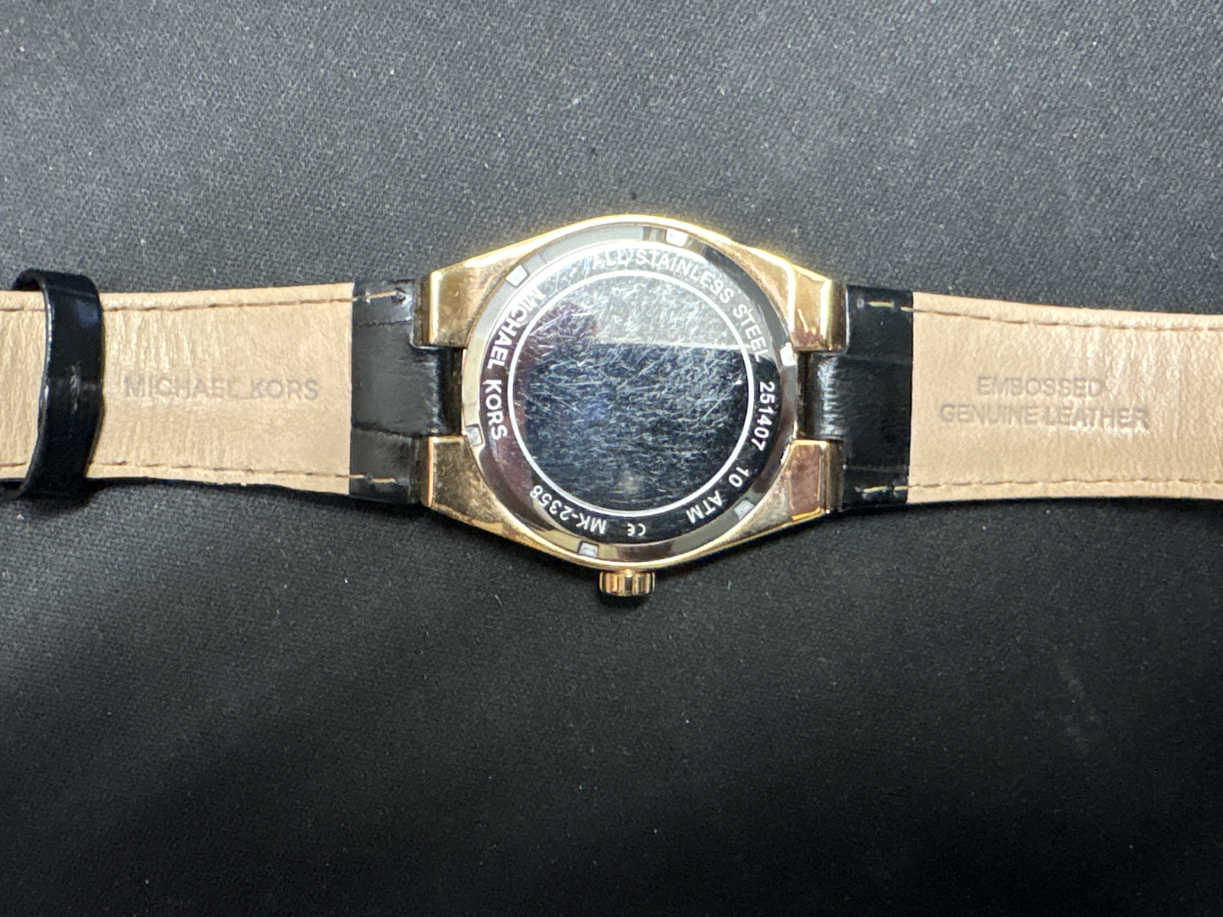 LOT 2026-587 — Montre authentique Michael Kors, modèle MK-2358, avec boîtier doré en acier… — photo 3
