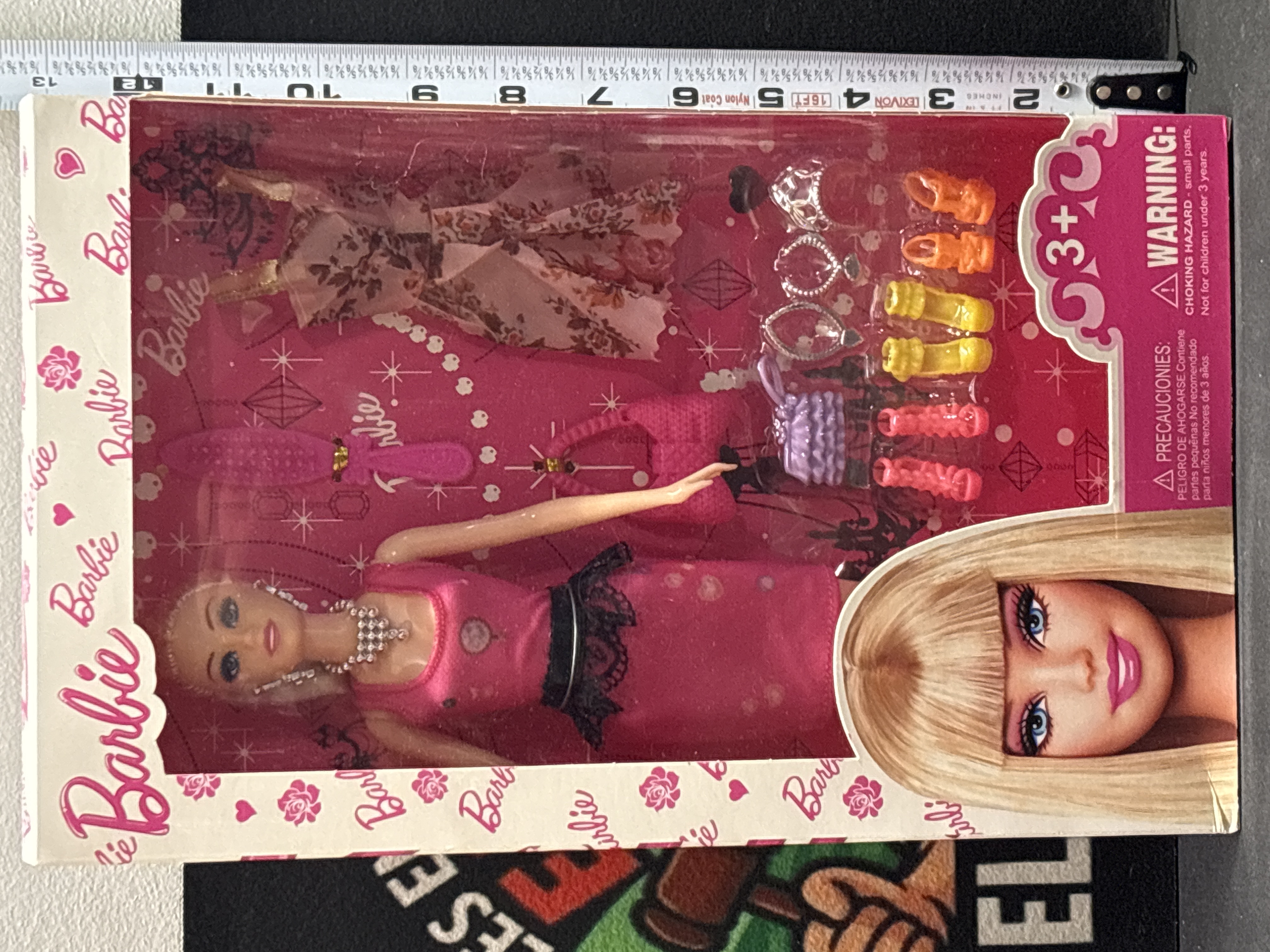 LOT 2026-589 — Ensemble Barbie neuf dans sa boîte, comprenant une poupée Barbie blonde vêtue… — photo 1