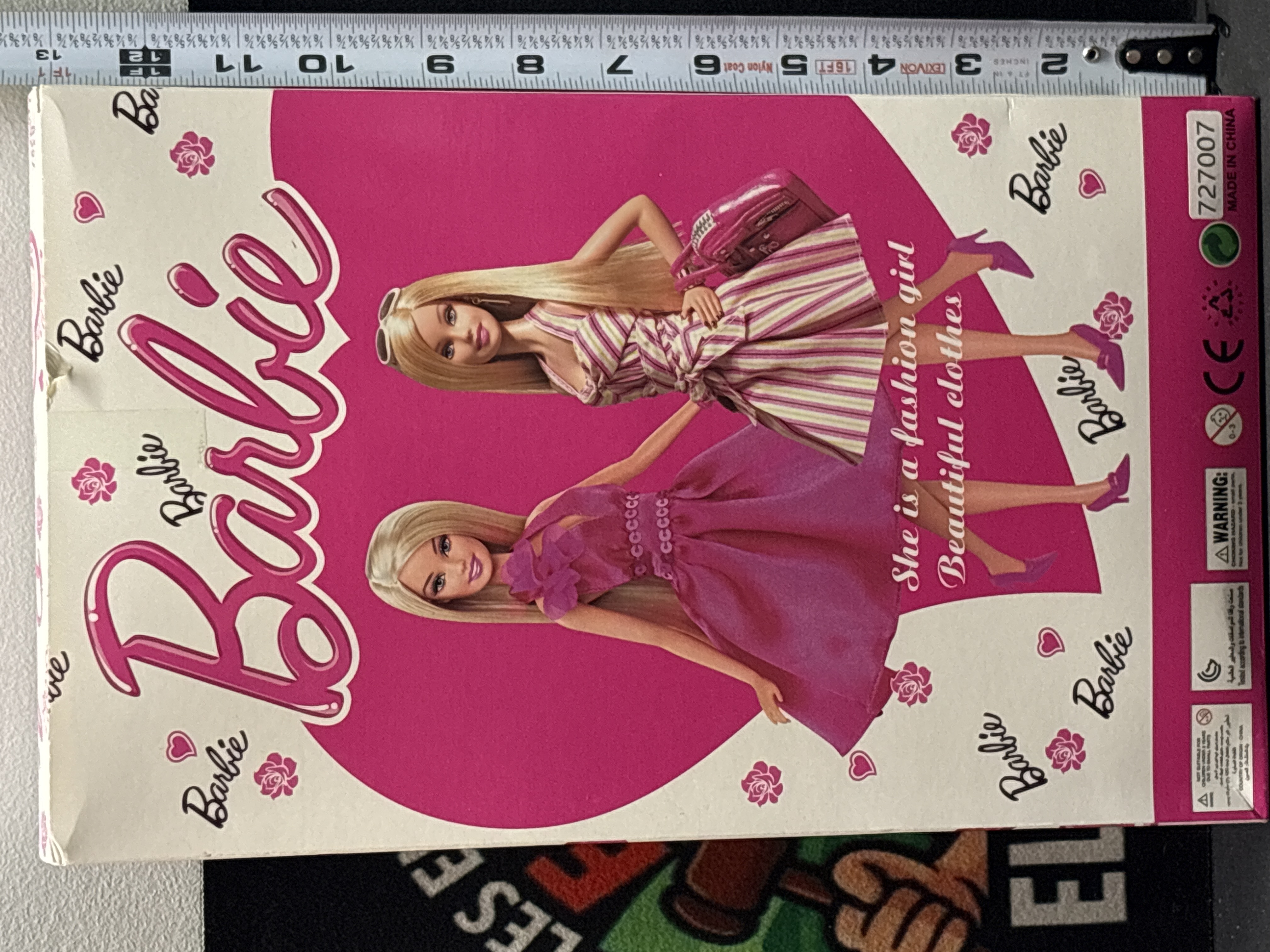 LOT 2026-589 — Ensemble Barbie neuf dans sa boîte, comprenant une poupée Barbie blonde vêtue… — photo 2