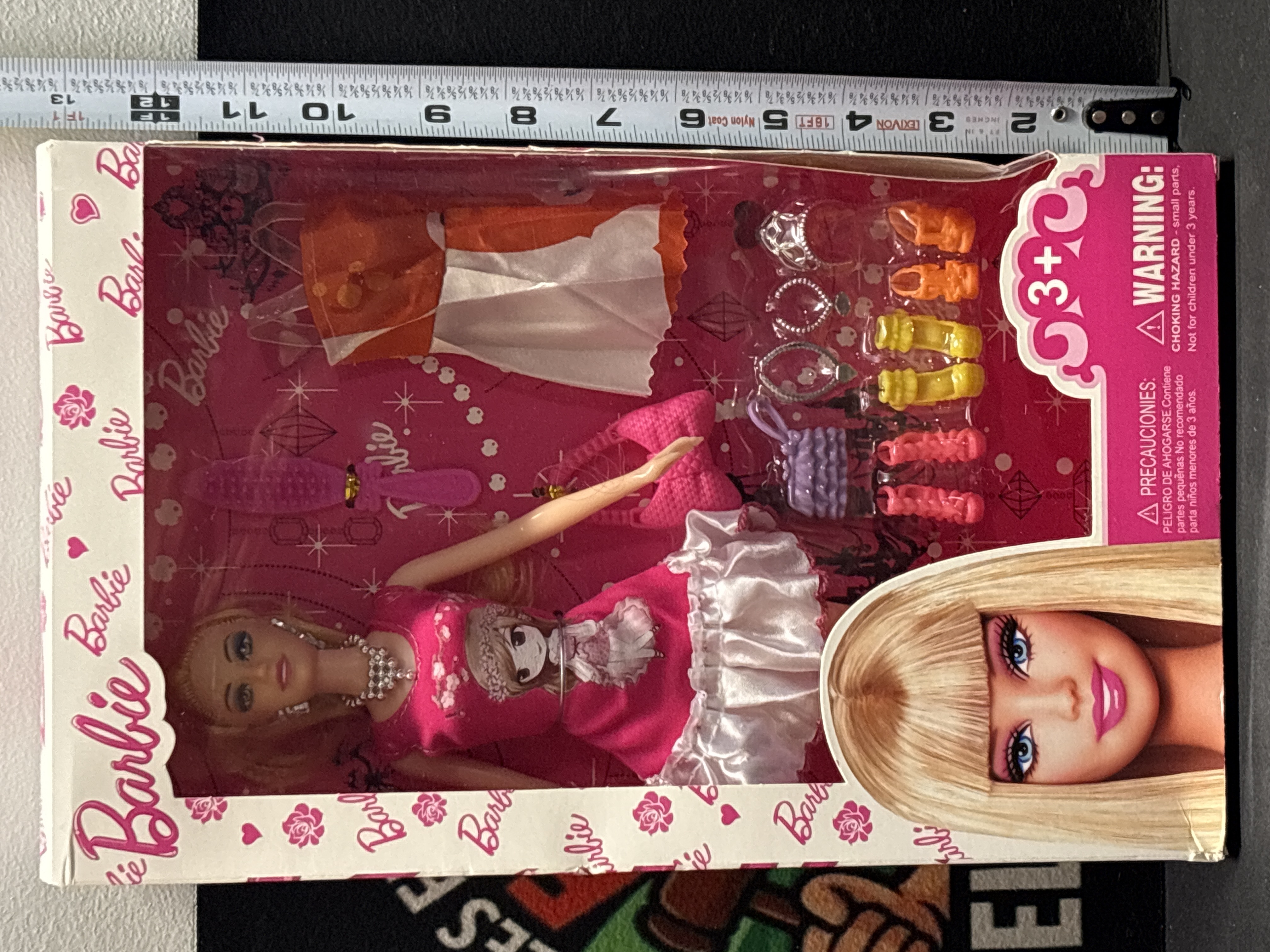 LOT 2026-590 — Barbie neuve dans sa boîte, avec une poupée blonde vêtue d’une jolie robe rose… — photo 1