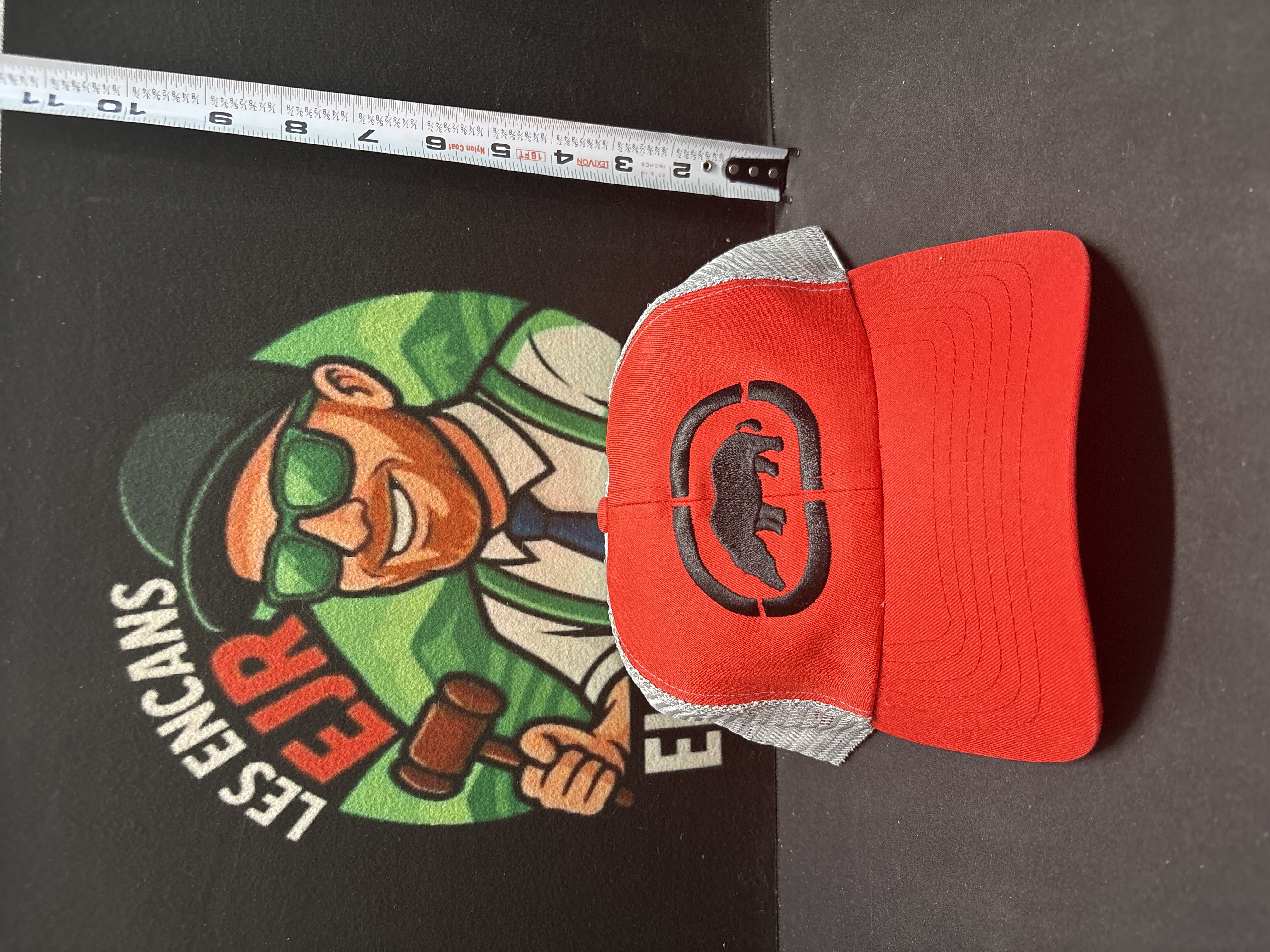 LOT 2026-594 — Casquette de style camionneur neuve, de couleur rouge et gris argenté, avec… — photo 1