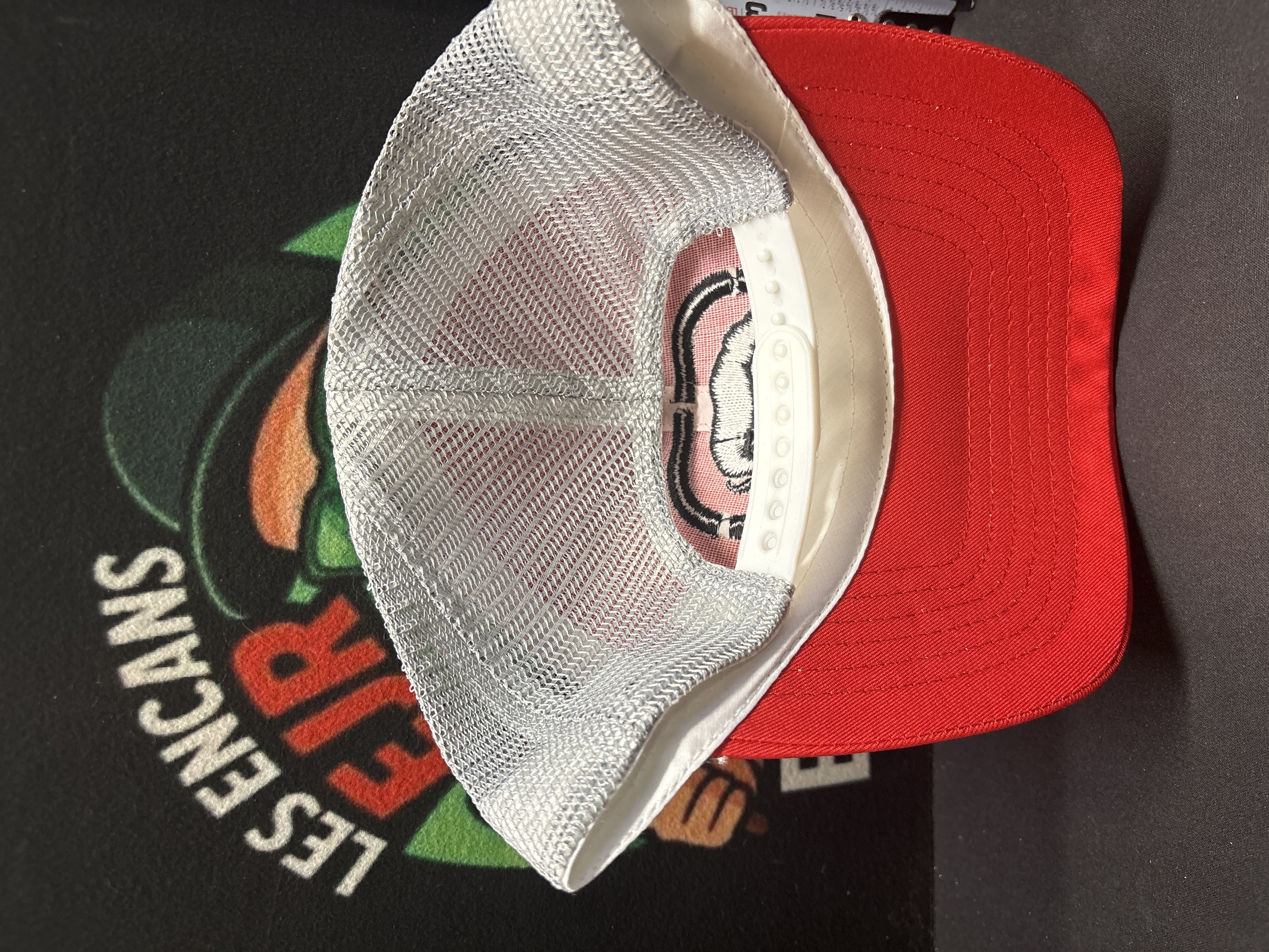 LOT 2026-594 — Casquette de style camionneur neuve, de couleur rouge et gris argenté, avec… — photo 2