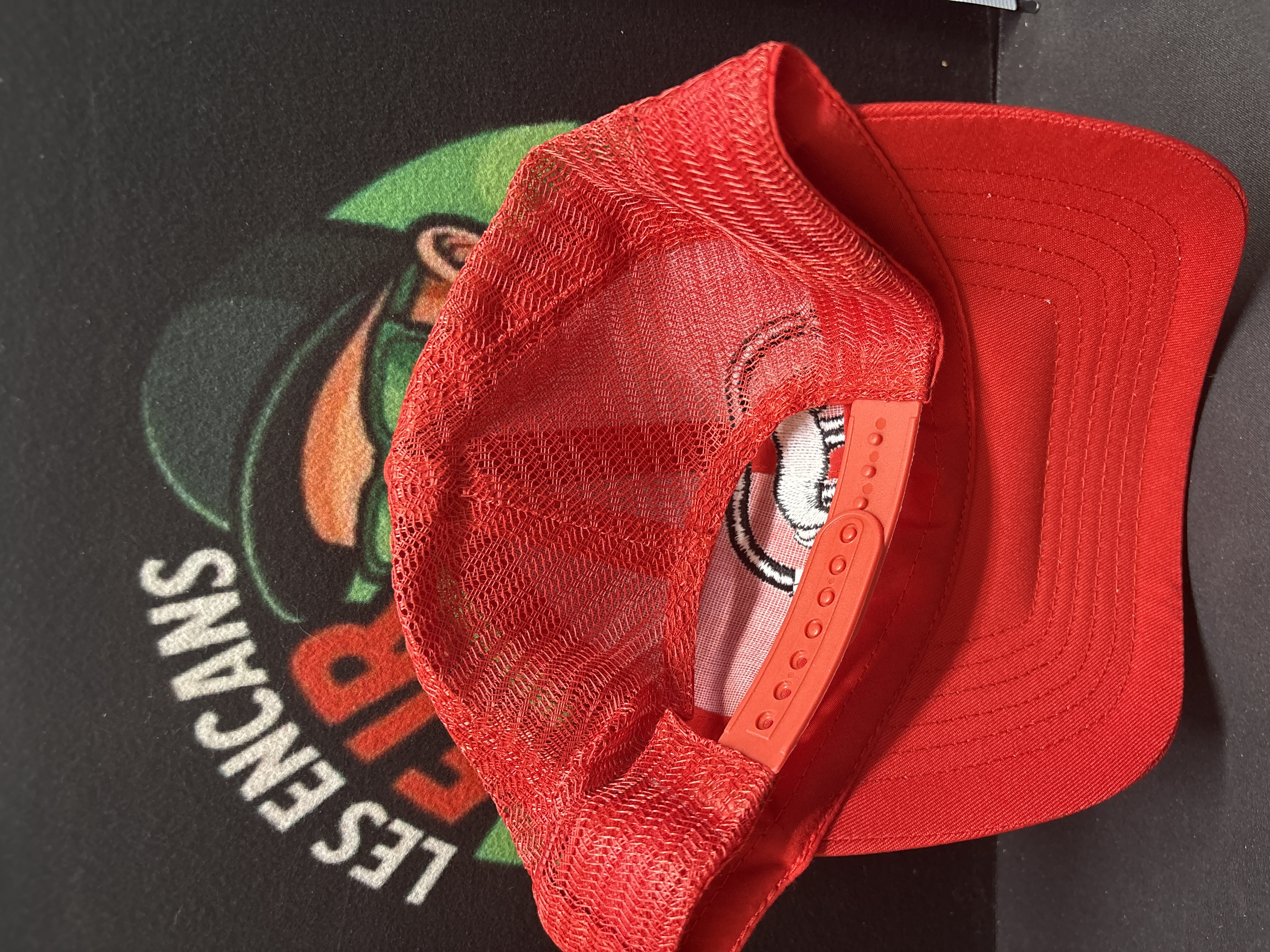 LOT 2026-595 — Casquette neuve de style camionneur, de couleur rouge, avec panneau avant en… — photo 2