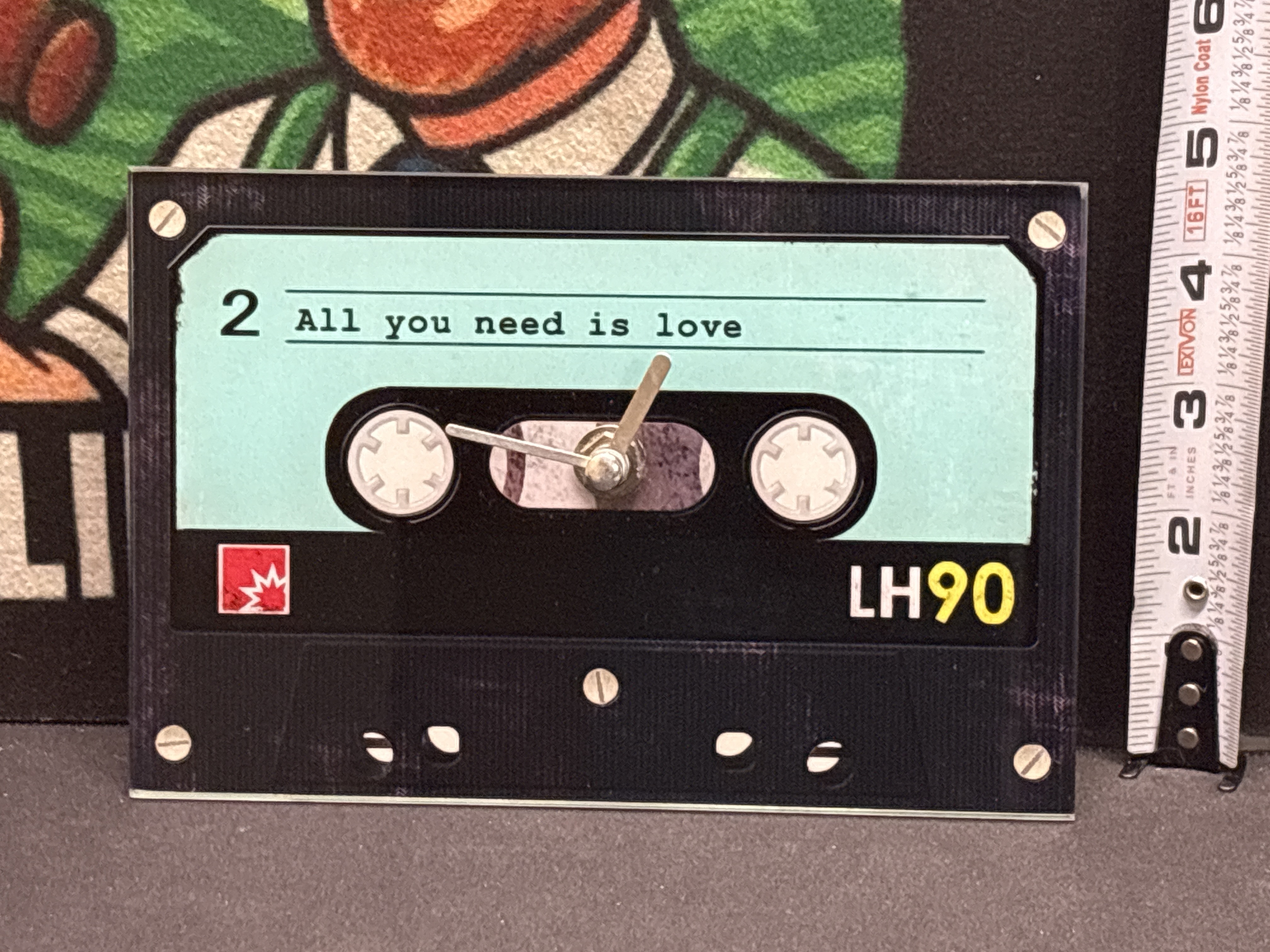 LOT 2026-599 — Horloge décorative murale au design de cassette audio, avec boîtier noir et… — photo 1