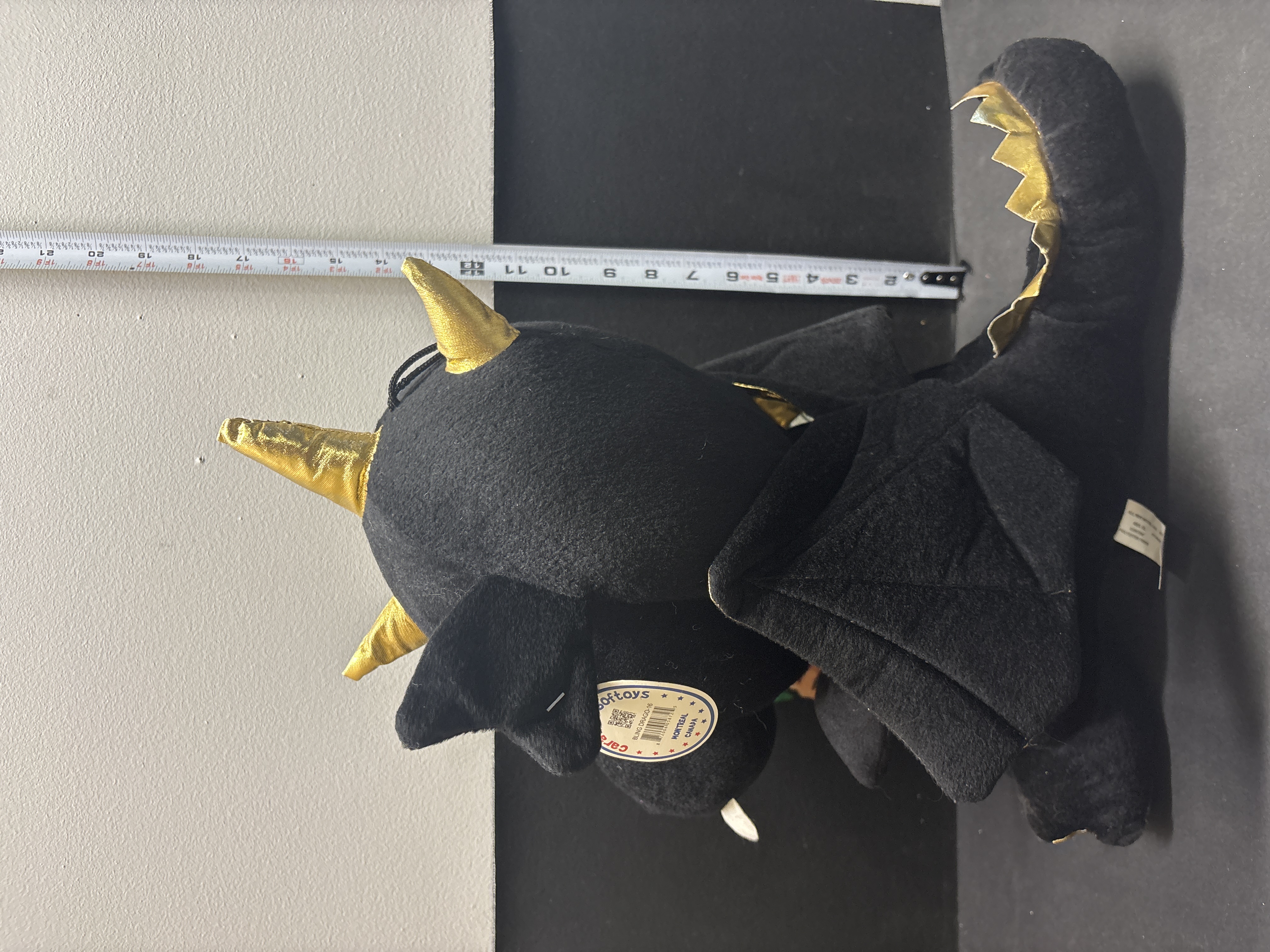 LOT 2026-602 — Peluche de dragon noir, neuve, avec de magnifiques accents dorés aux cornes… — photo 2