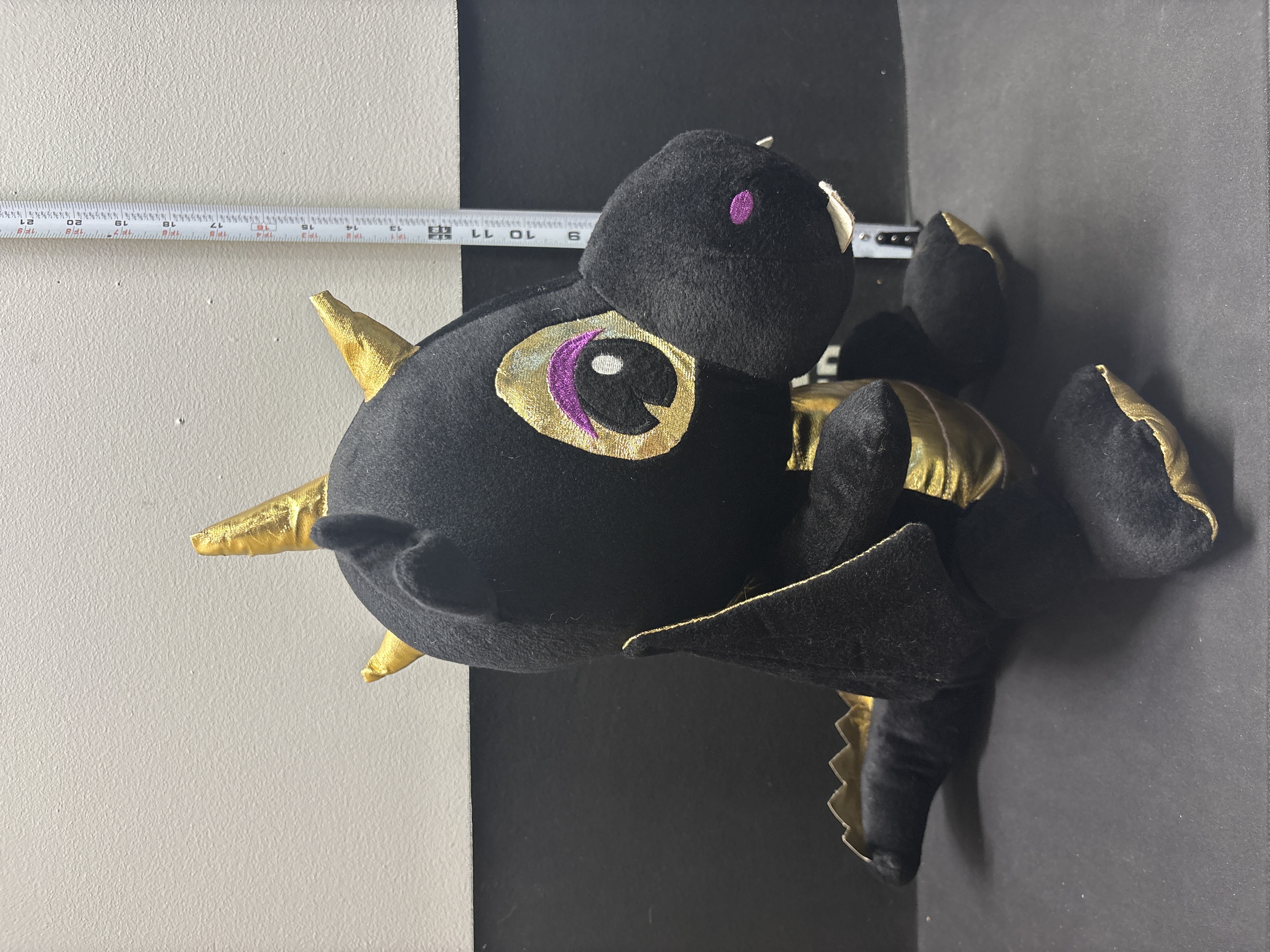 LOT 2026-602 — Peluche de dragon noir, neuve, avec de magnifiques accents dorés aux cornes… — photo 3