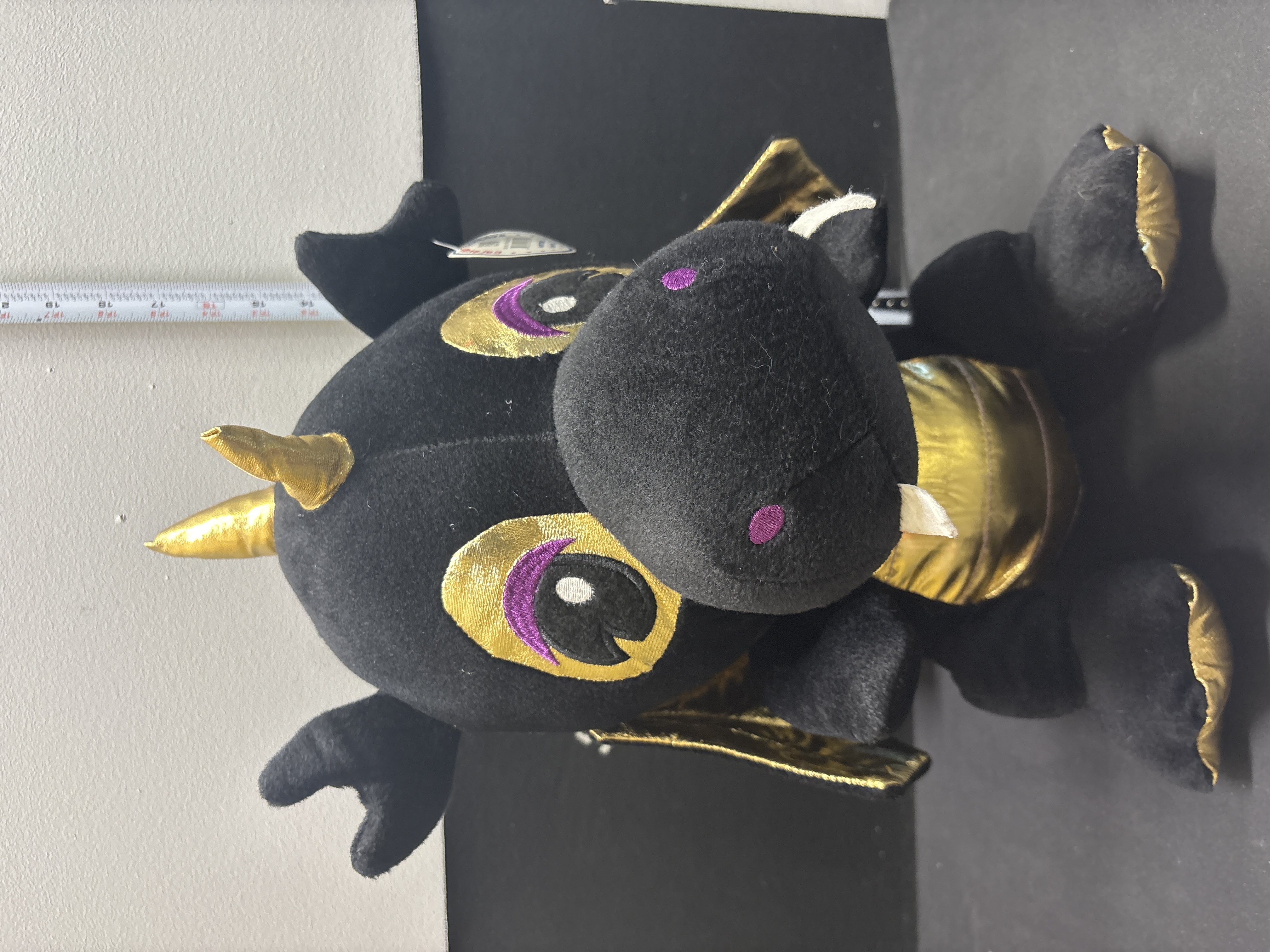 LOT 2026-602 — Peluche de dragon noir, neuve, avec de magnifiques accents dorés aux cornes… — photo 1