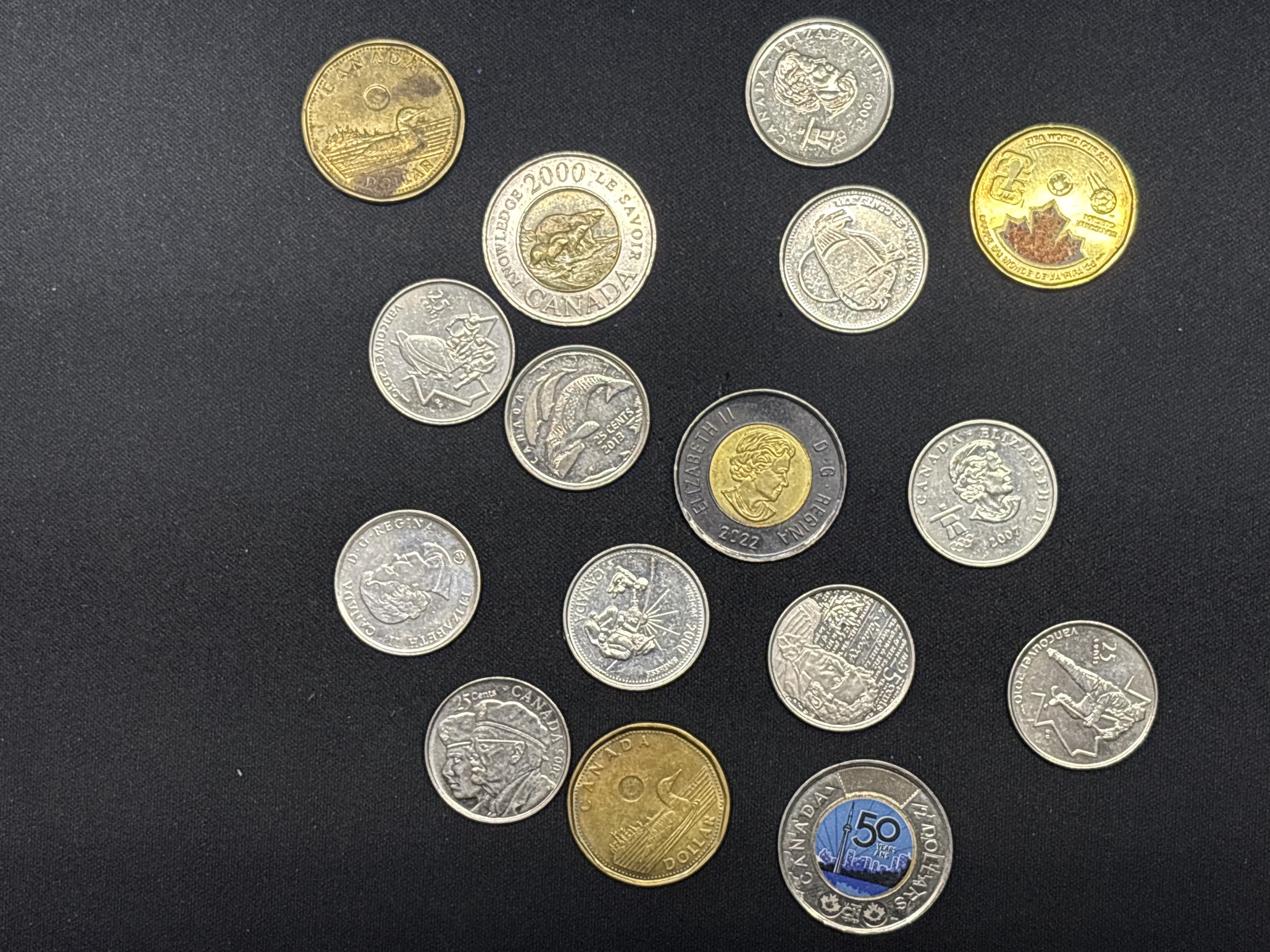 LOT 2026-604 — Ensemble de 16 pièces de monnaie canadiennes colorées et commémoratives… — photo 1