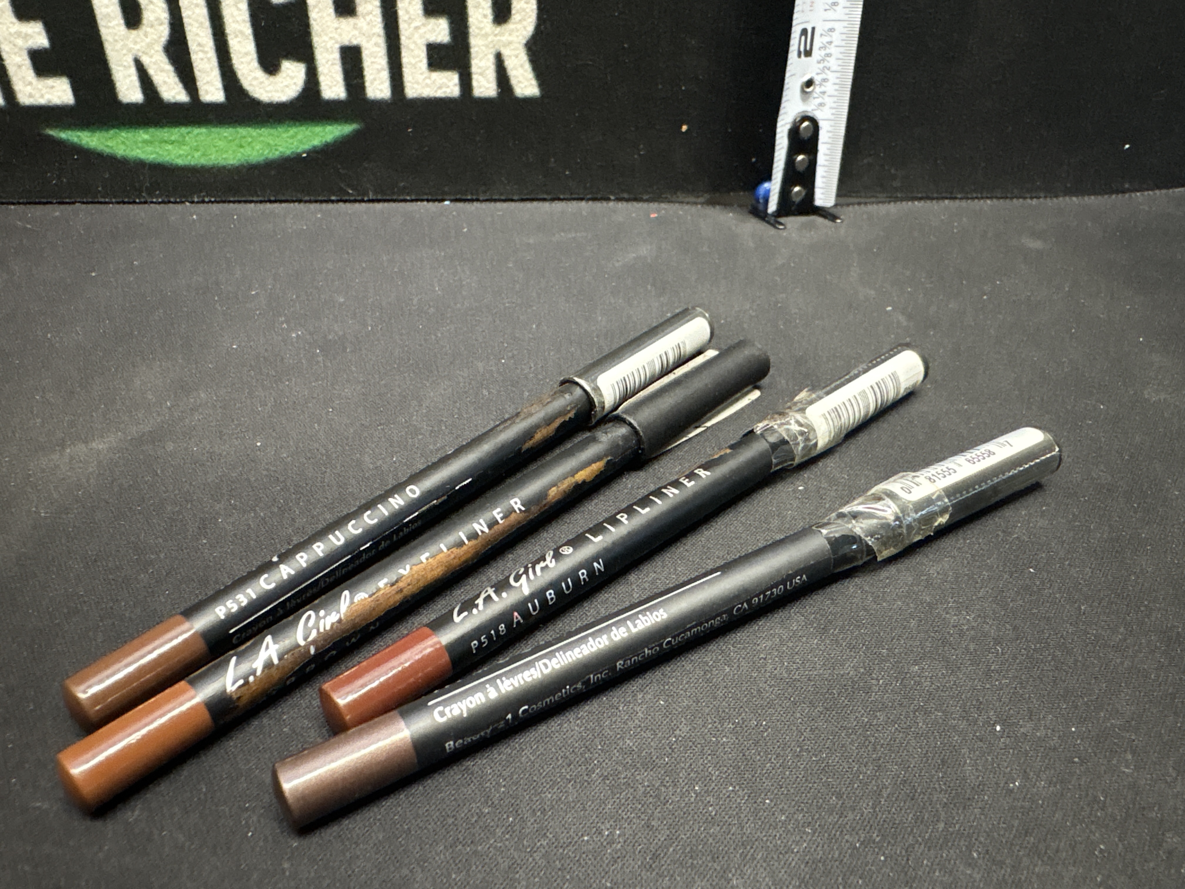 LOT 2026-609 — Ensemble de 4 crayons cosmétiques pour les lèvres L.A — photo 1