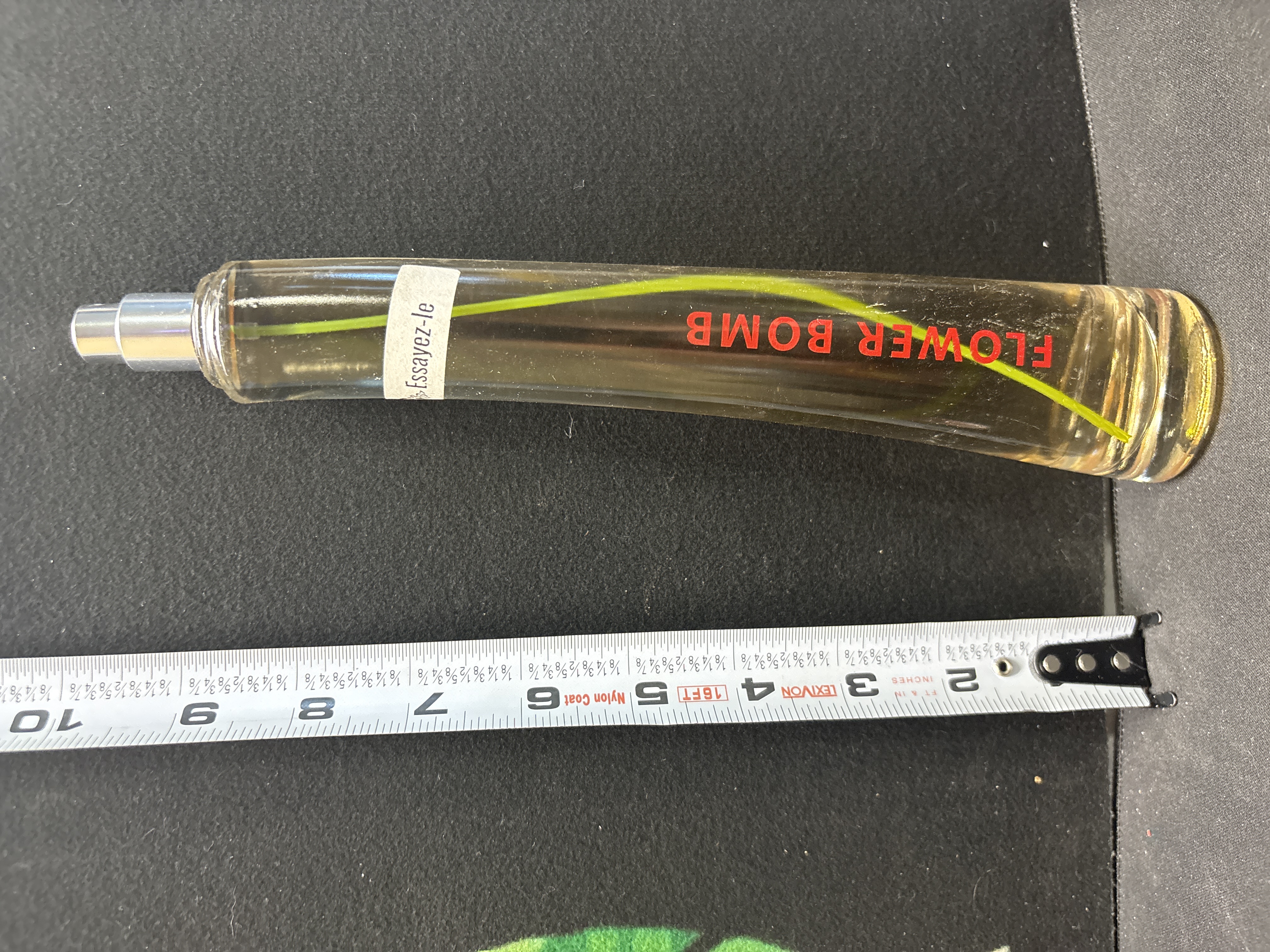 LOT 2026-610 — Ensemble de 7 pièces comprenant des flacons de parfum et une boîte : un flacon… — photo 2