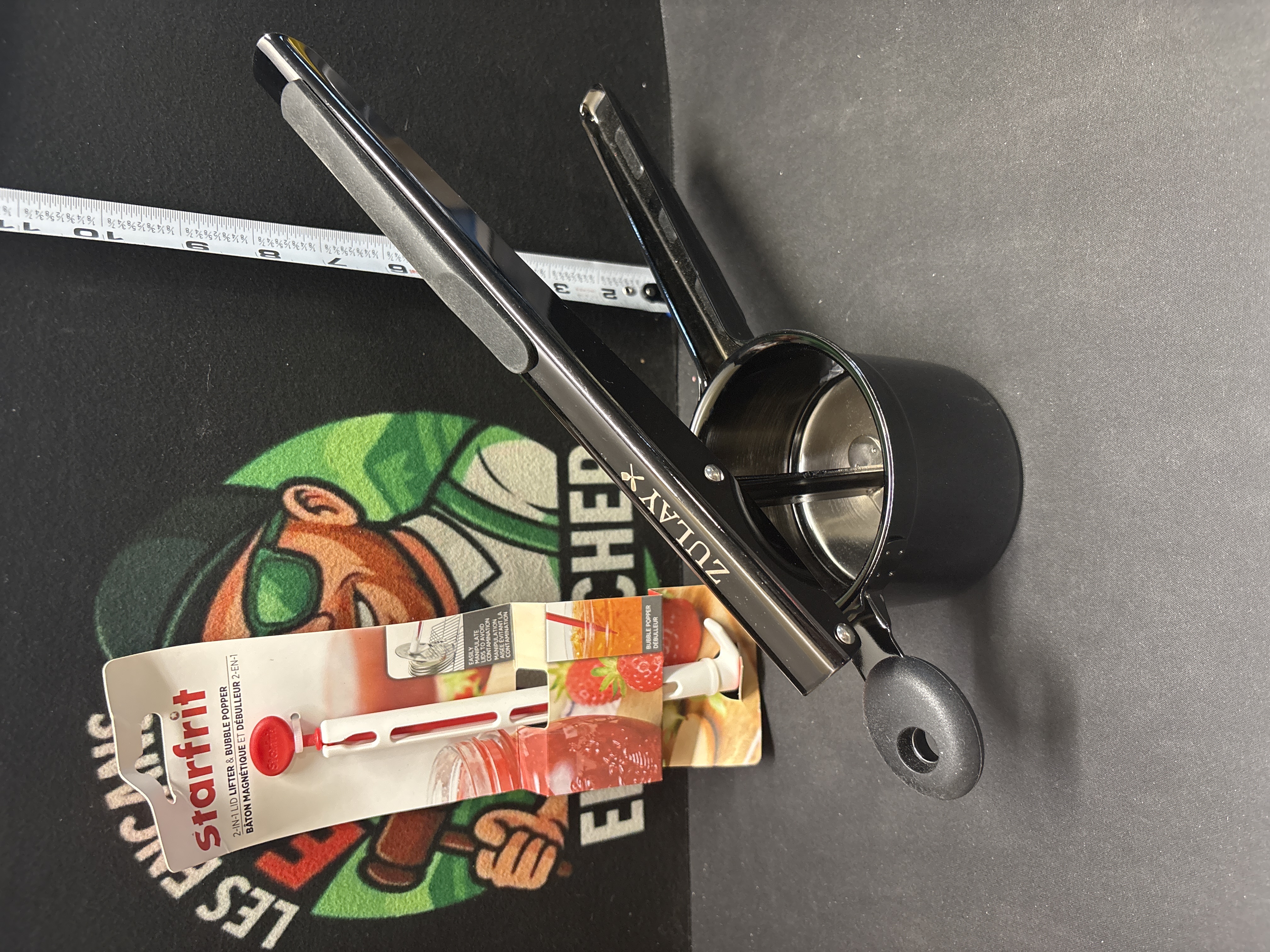 LOT 2026-613 — Ensemble pratique de cuisine comprenant un presse-purée manuel de marque… — photo 1