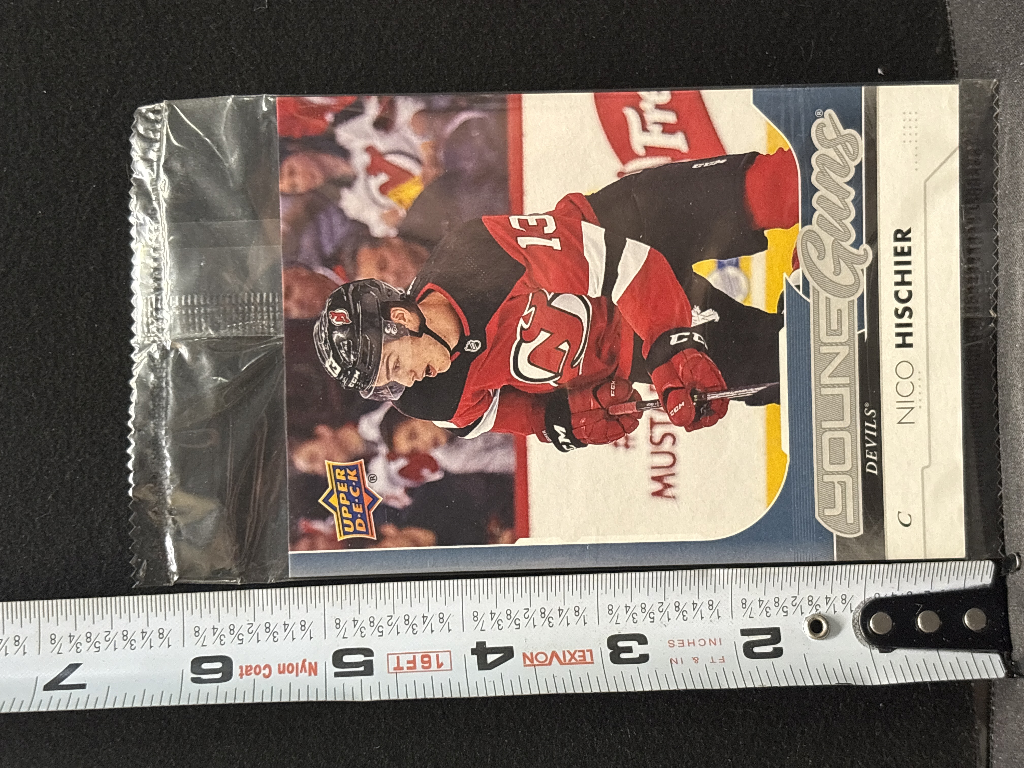 LOT 2026-621 — Paquet scellé de cartes de hockey Upper Deck Young Guns, série 1 2017-18… — photo 1