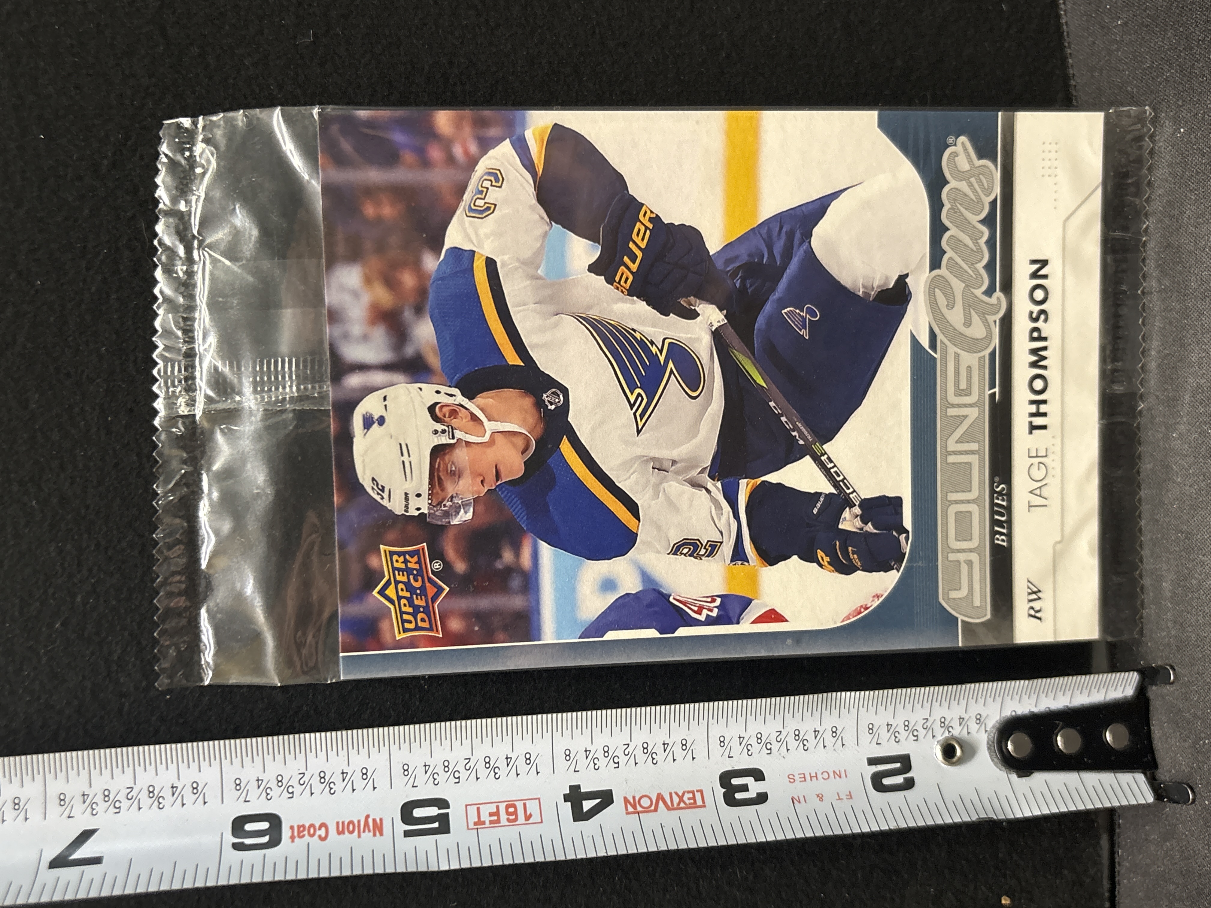 LOT 2026-622 — Une carte de hockey Upper Deck Young Guns des Blues de St — photo 1