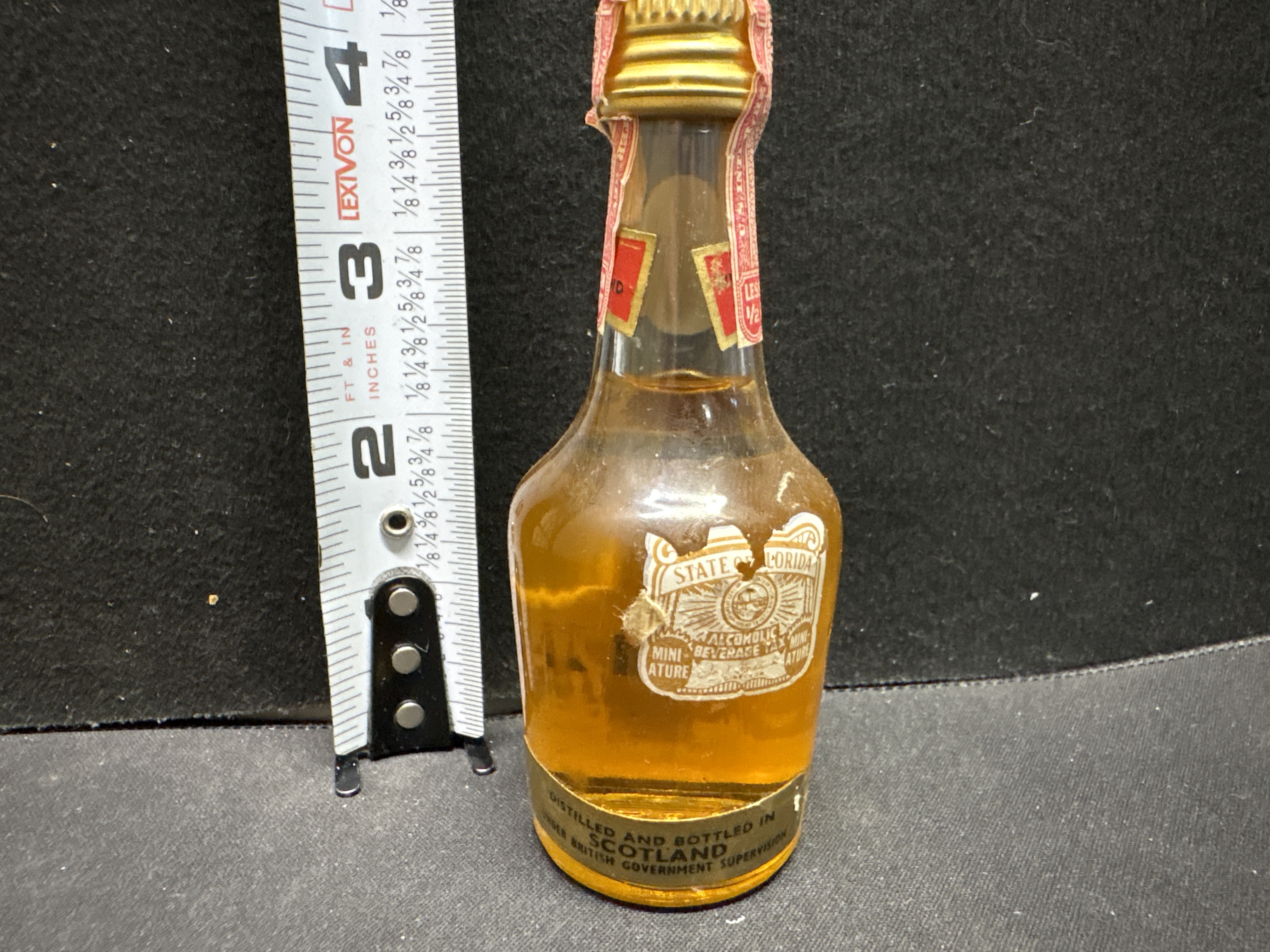 LOT 2026-624 — Petite bouteille miniature en verre de whisky écossais **Vat 69 Gold – Golden… — photo 2