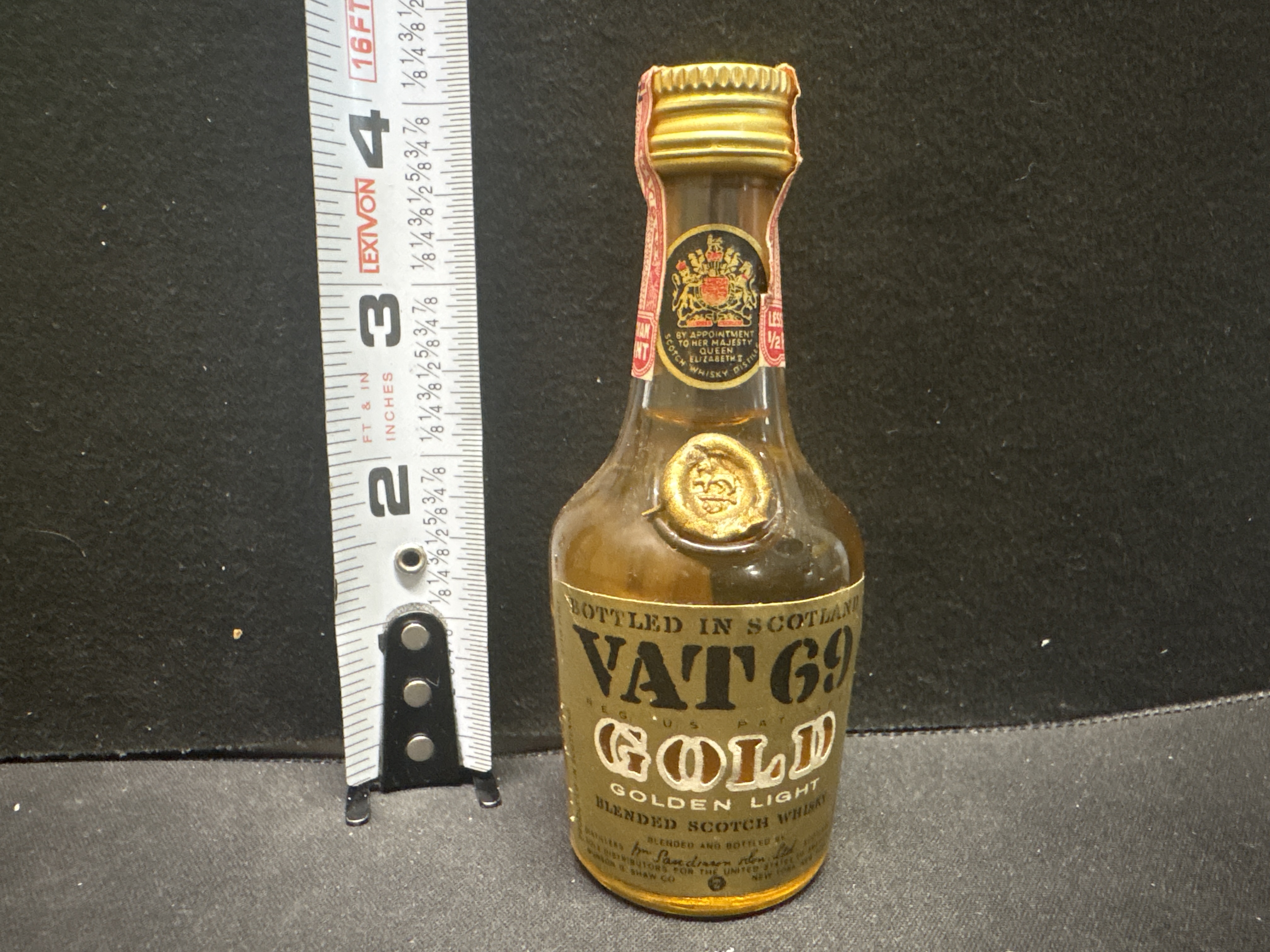 LOT 2026-624 — Petite bouteille miniature en verre de whisky écossais **Vat 69 Gold – Golden… — photo 1
