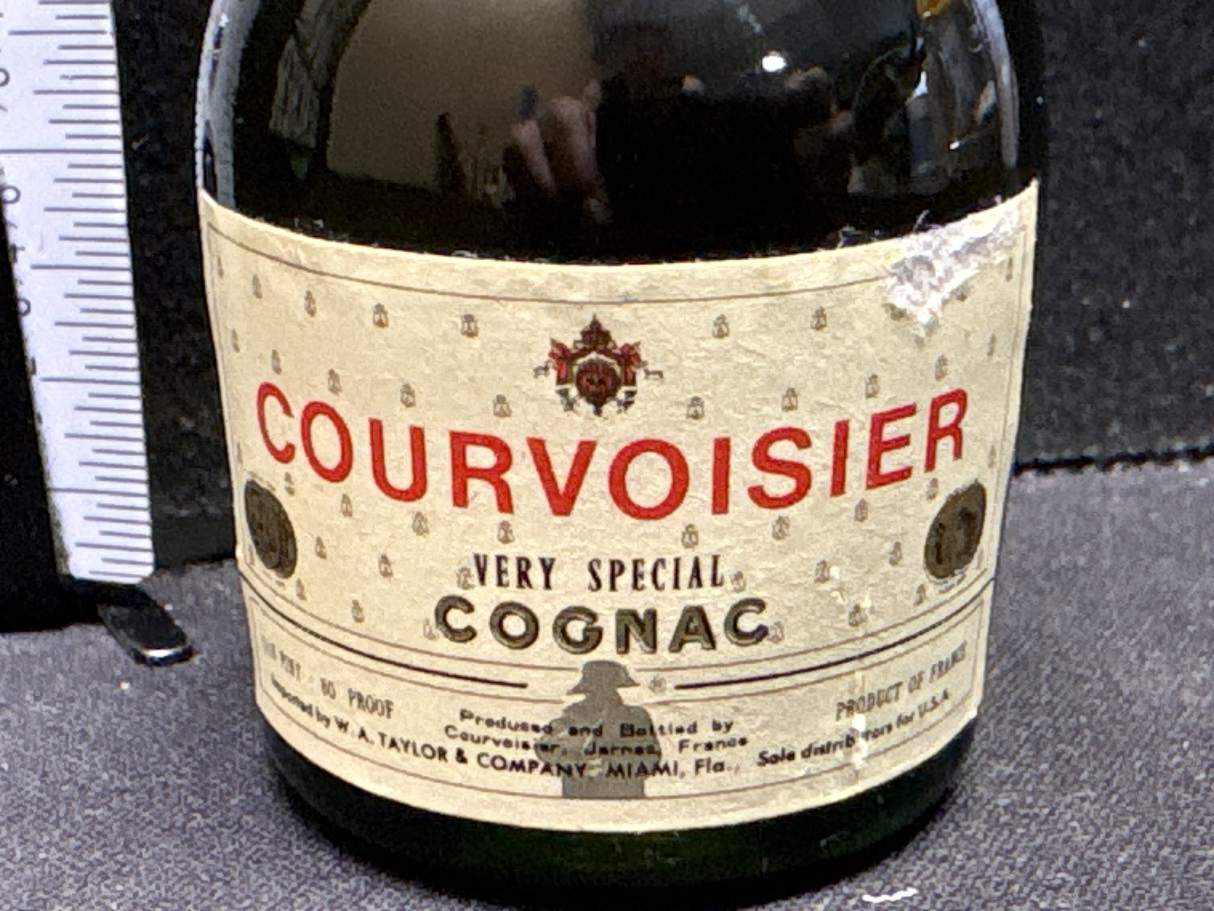 LOT 2026-625 — Bouteille miniature en verre de cognac Courvoisier « Very Special Cognac »… — photo 2