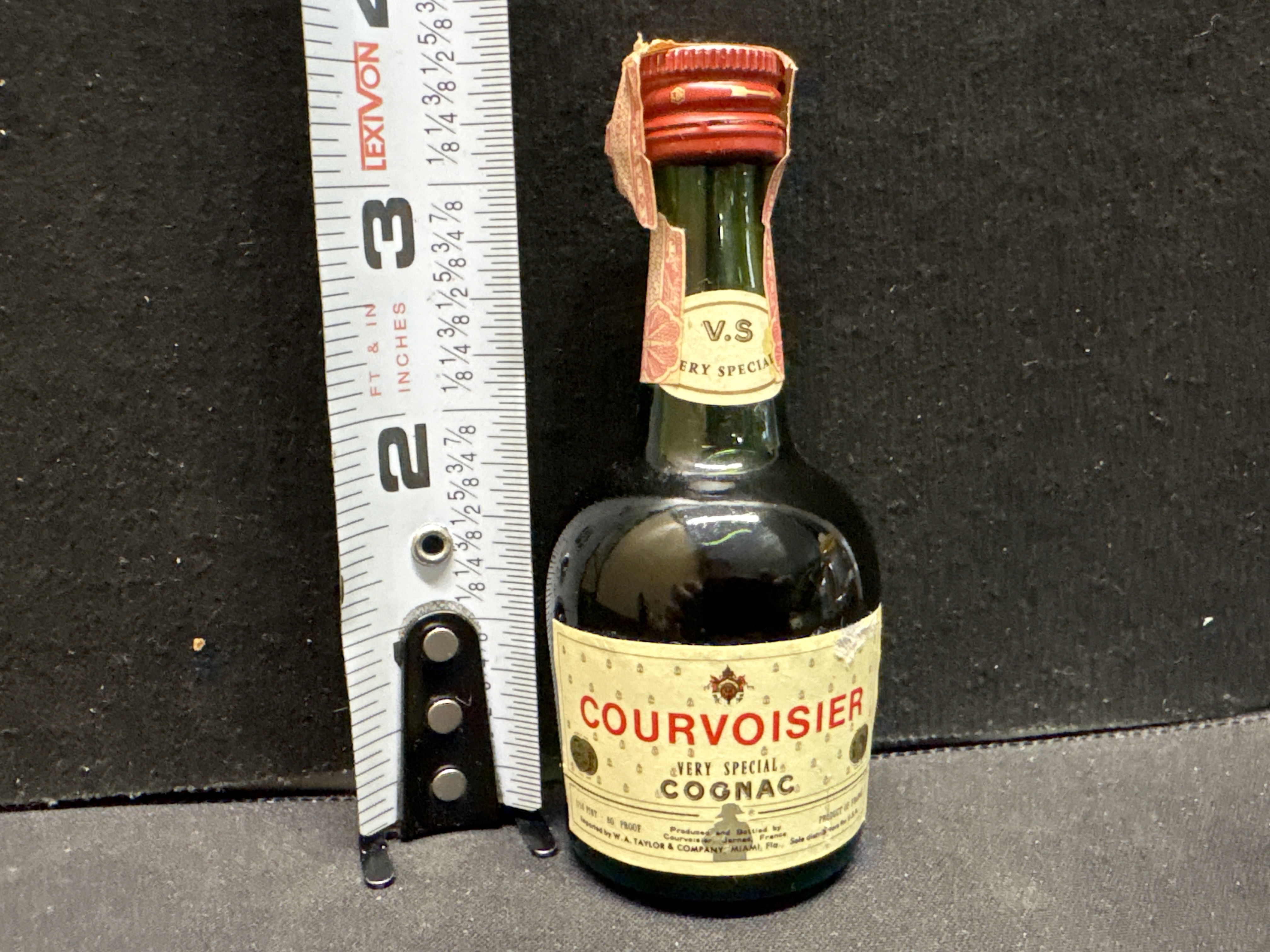 LOT 2026-625 — Bouteille miniature en verre de cognac Courvoisier « Very Special Cognac »… — photo 1