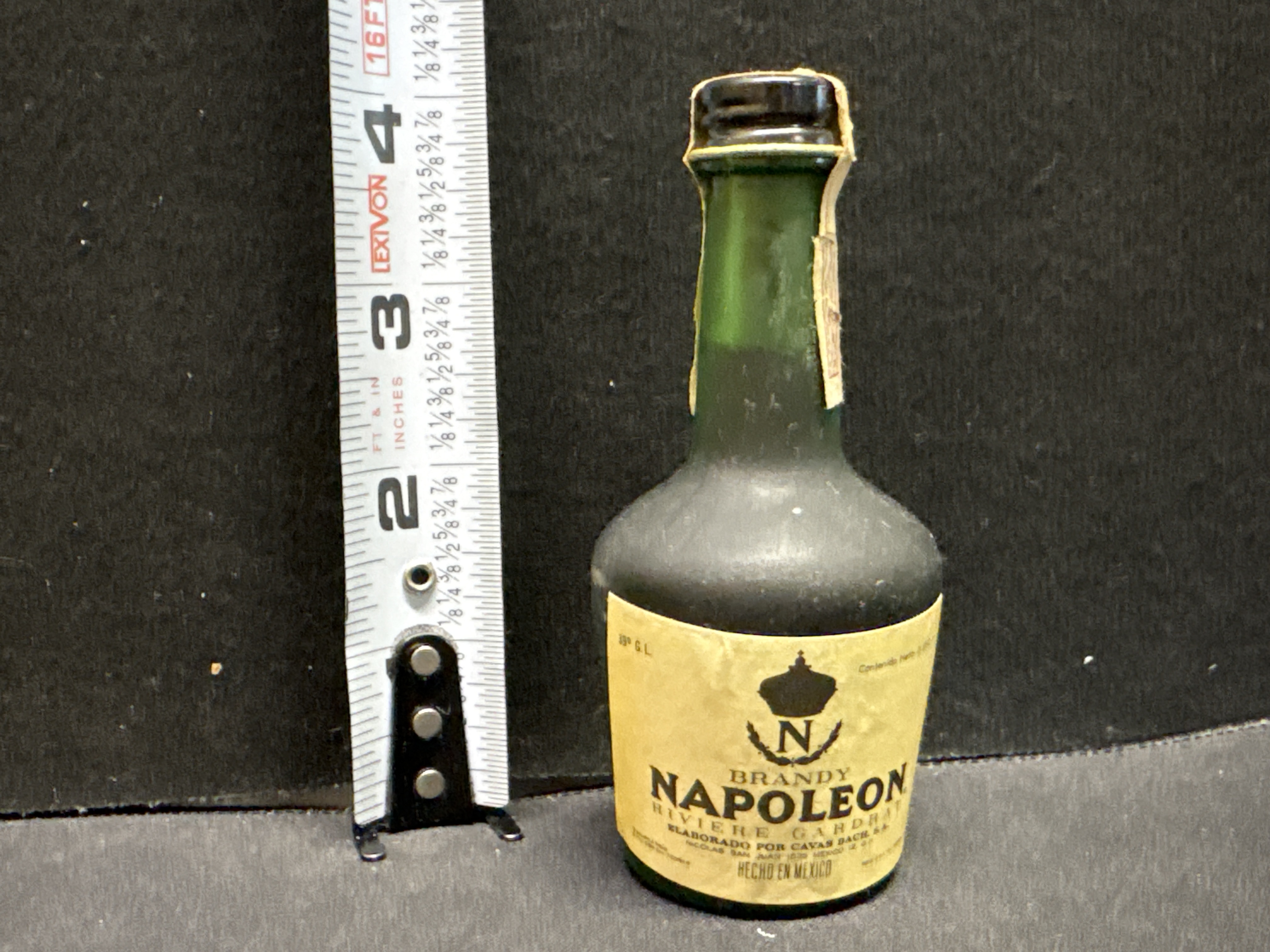 LOT 2026-626 — Petite bouteille miniature en verre de brandy **Napoleon**, marque **River E… — photo 1