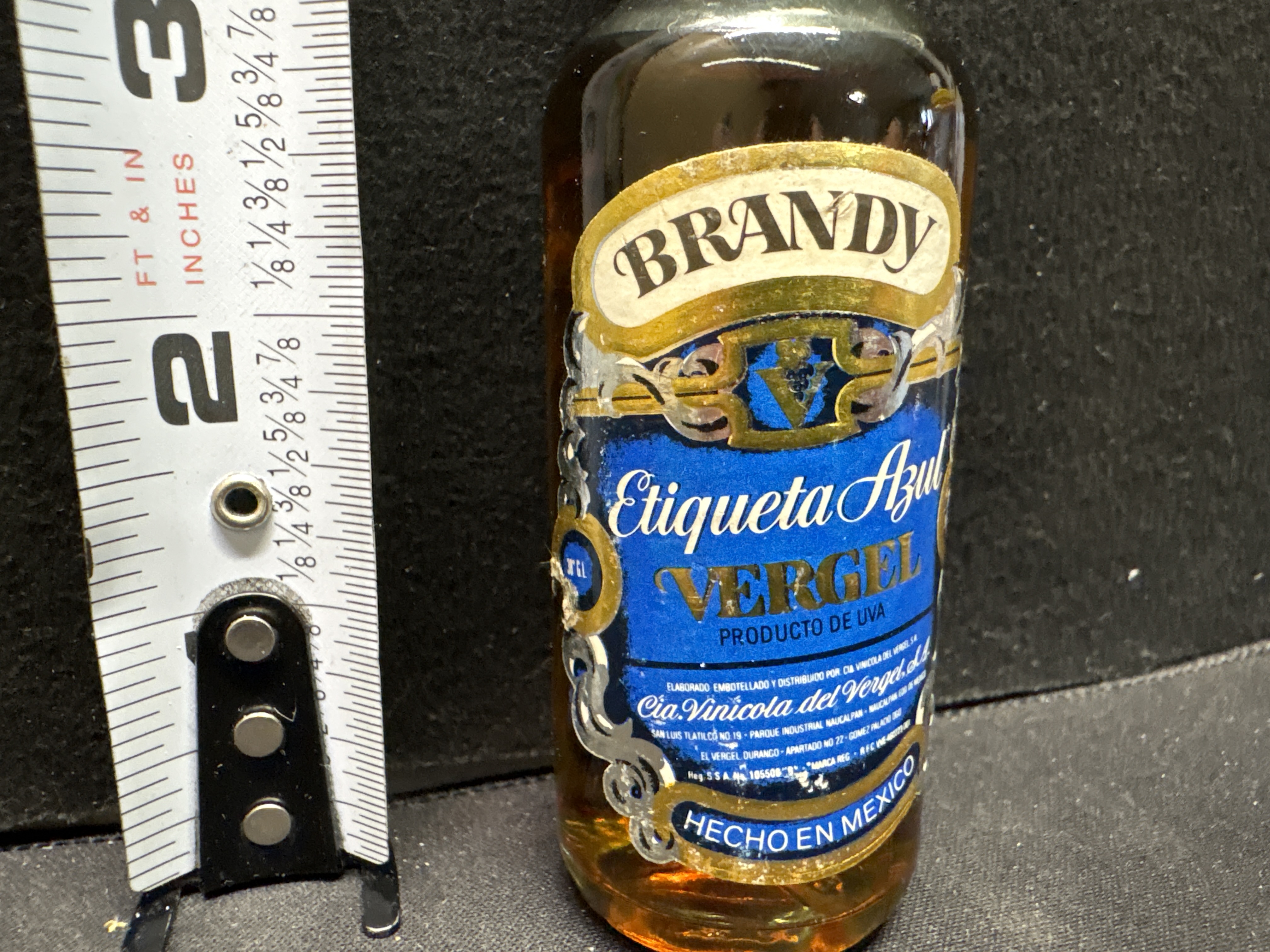 LOT 2026-627 — Petite bouteille en verre de brandy « Vergel », modèle à étiquette bleue… — photo 2