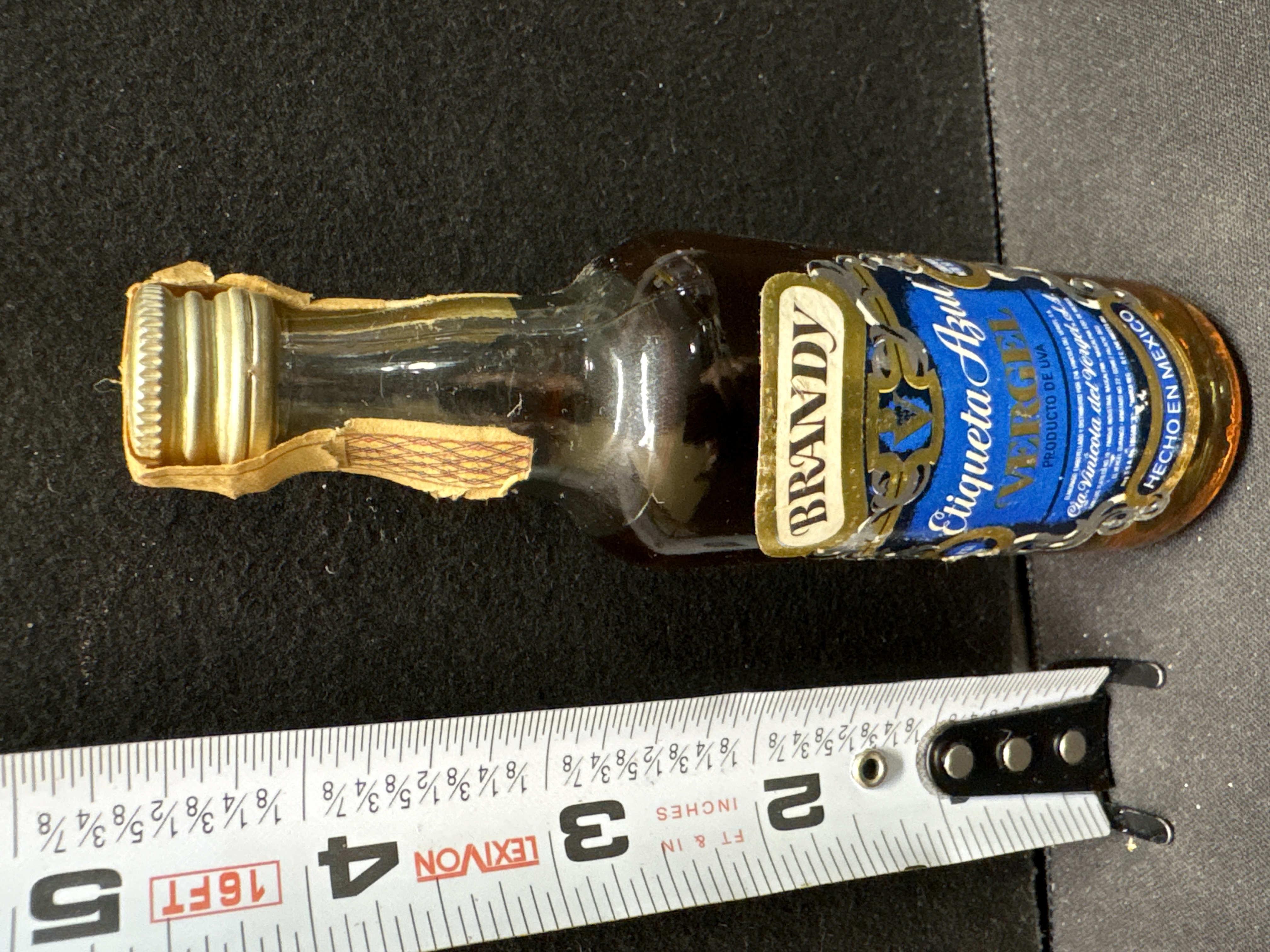 LOT 2026-627 — Petite bouteille en verre de brandy « Vergel », modèle à étiquette bleue… — photo 1