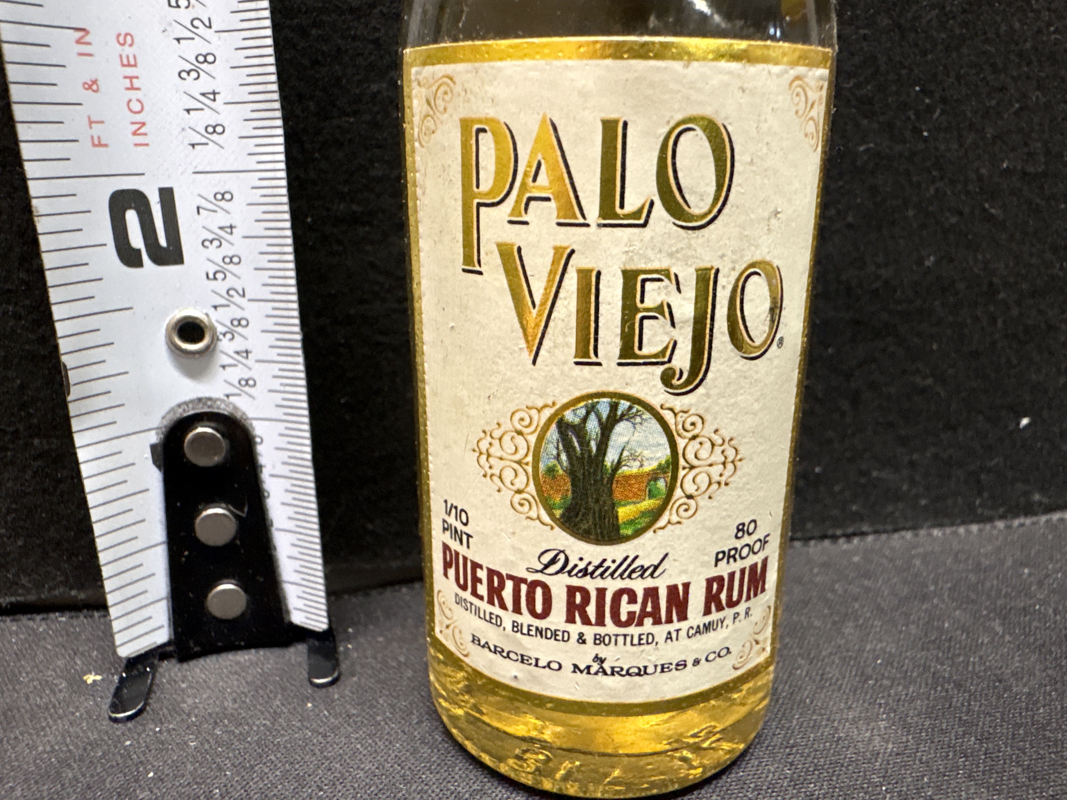 LOT 2026-629 — Petite bouteille en verre de rhum **Palo Viejo**, format **1/10 pinte**, avec… — photo 2