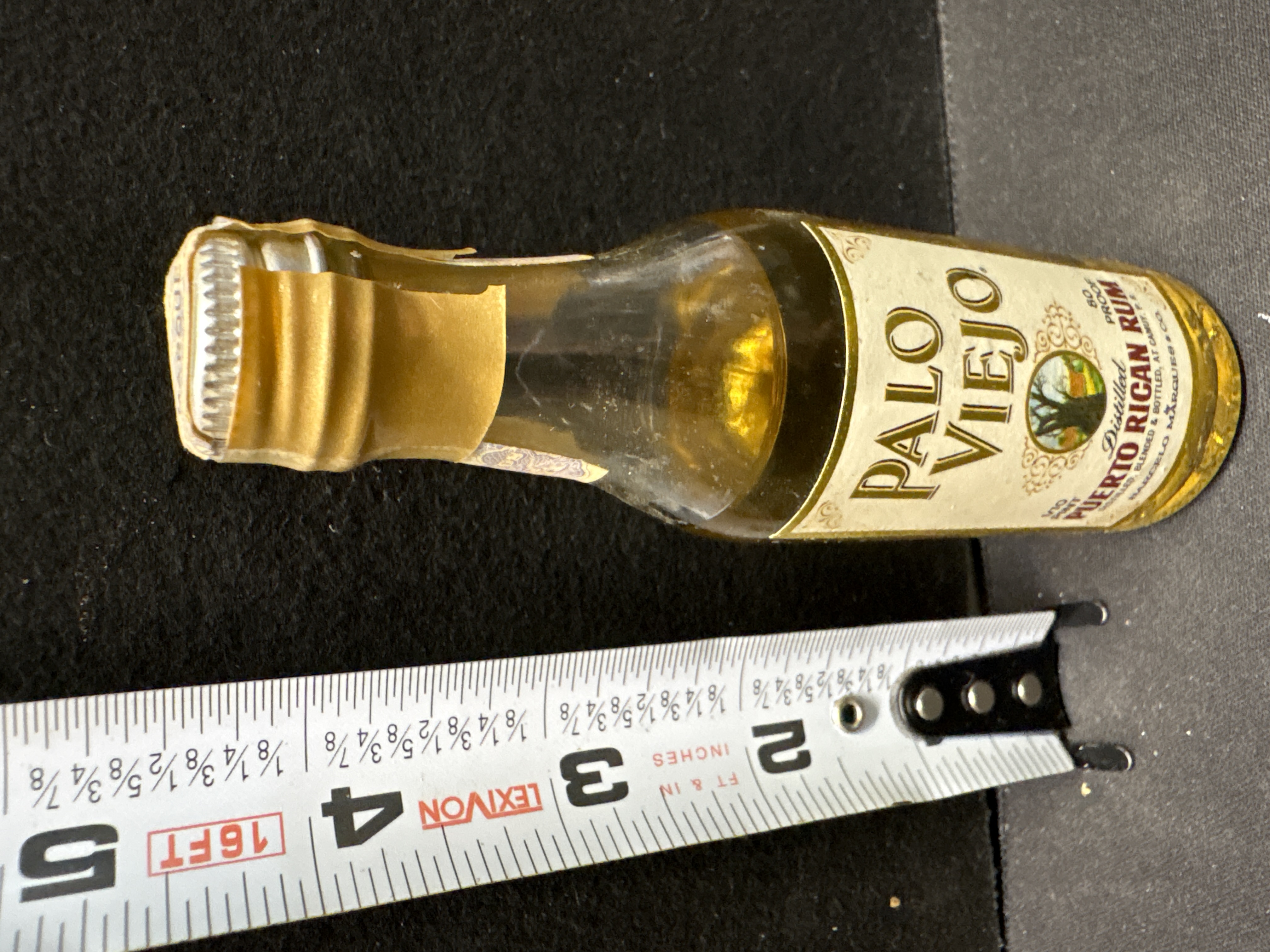 LOT 2026-629 — Petite bouteille en verre de rhum **Palo Viejo**, format **1/10 pinte**, avec… — photo 1