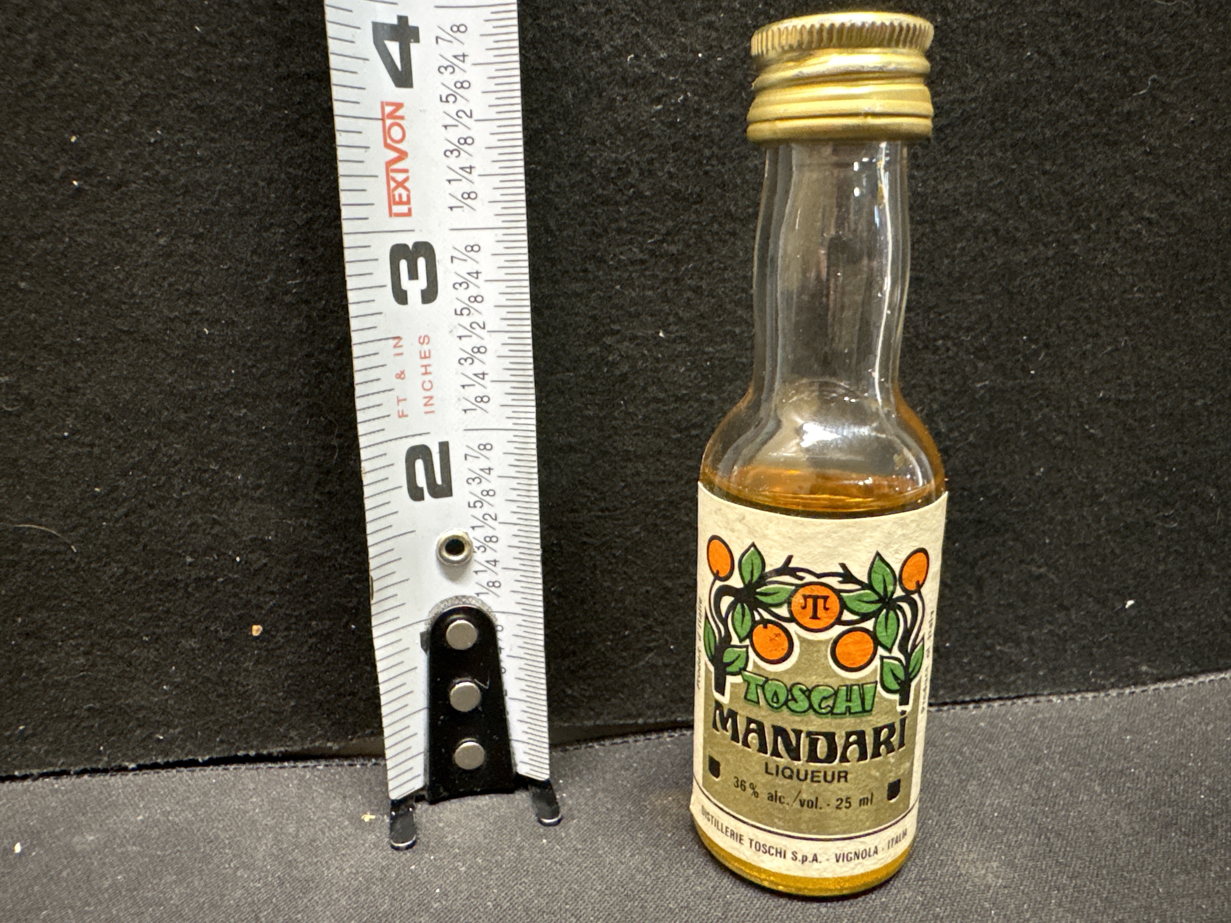 LOT 2026-630 — Miniature bouteille scellée de liqueur Toschi Mandarì, en verre, contenant 25… — photo 1