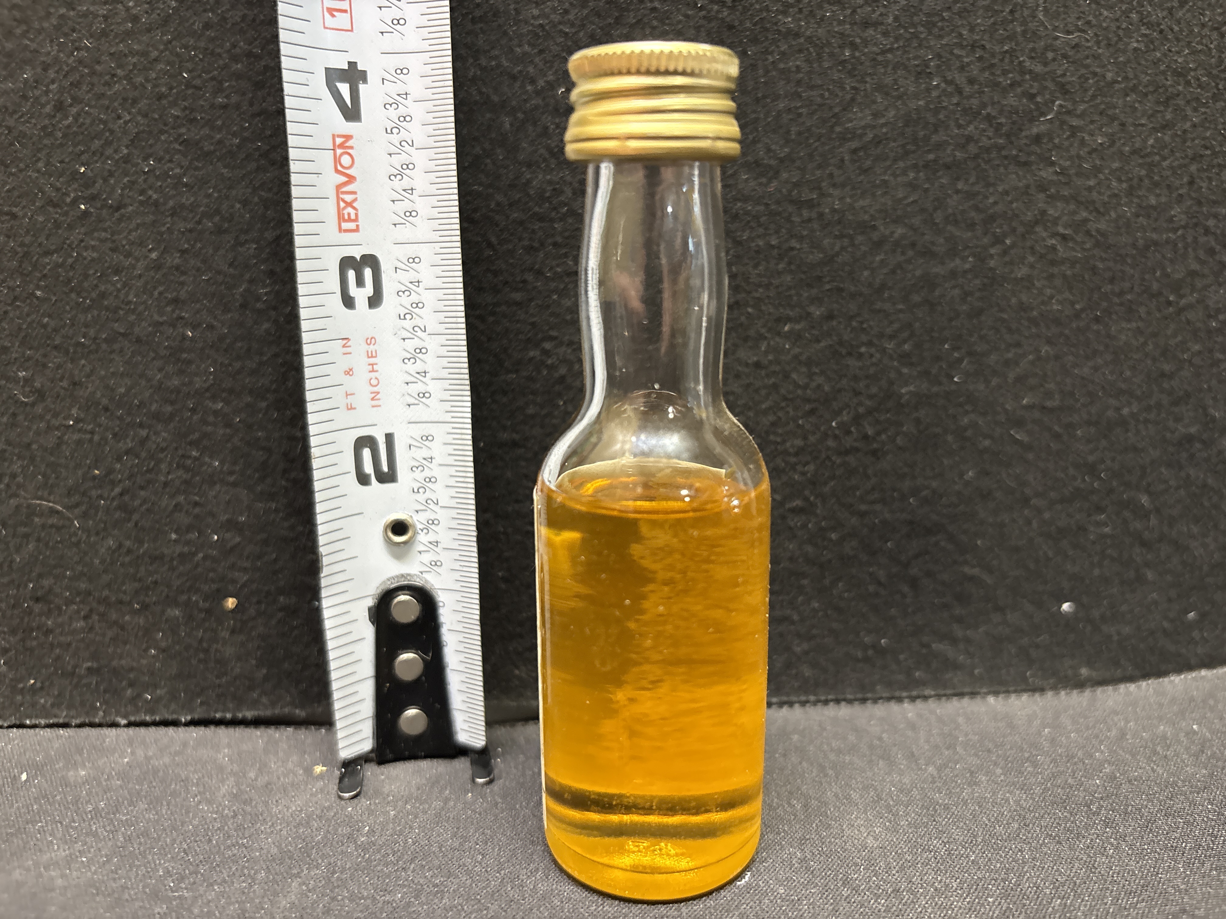 LOT 2026-630 — Miniature bouteille scellée de liqueur Toschi Mandarì, en verre, contenant 25… — photo 2