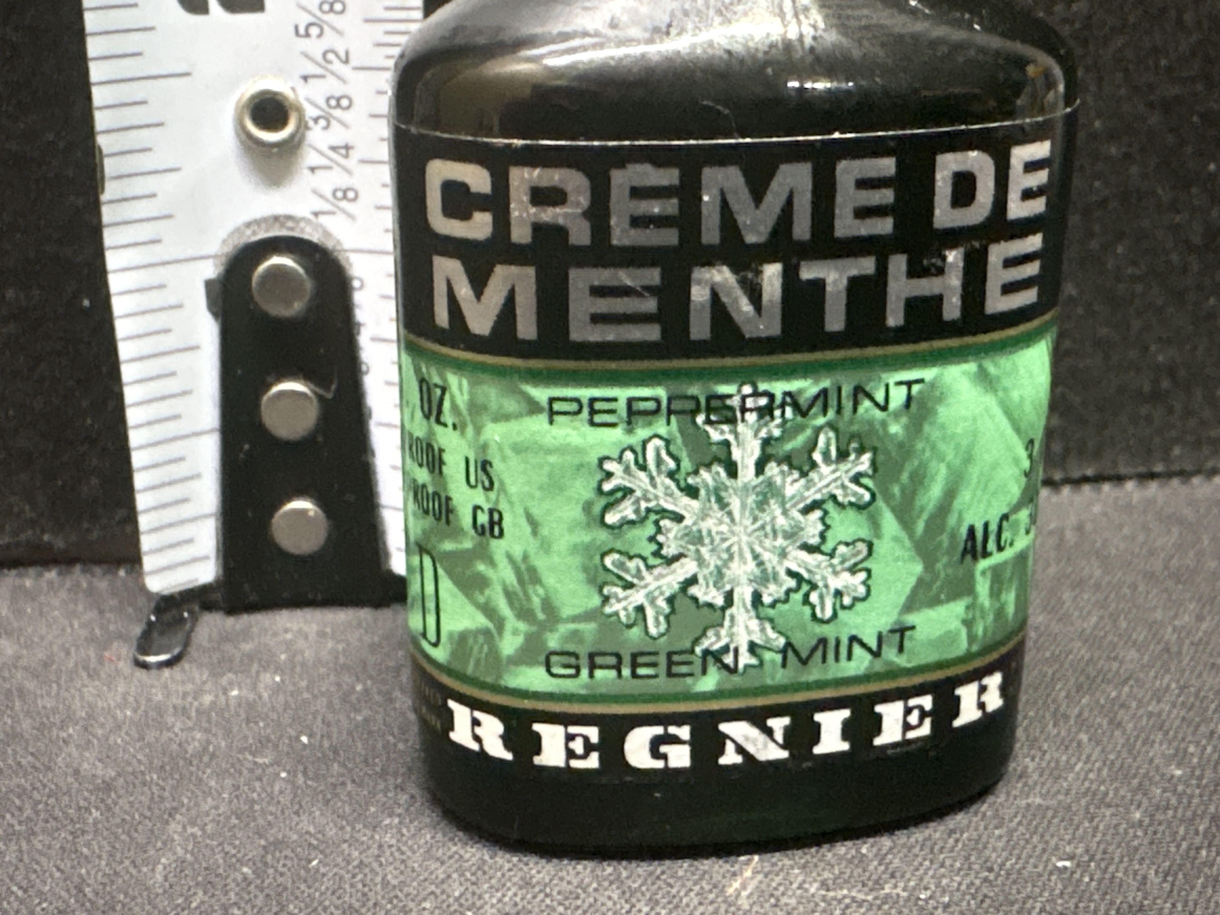 LOT 2026-645 — Petite bouteille miniature en verre de crème de menthe Regnier, produite par… — photo 3
