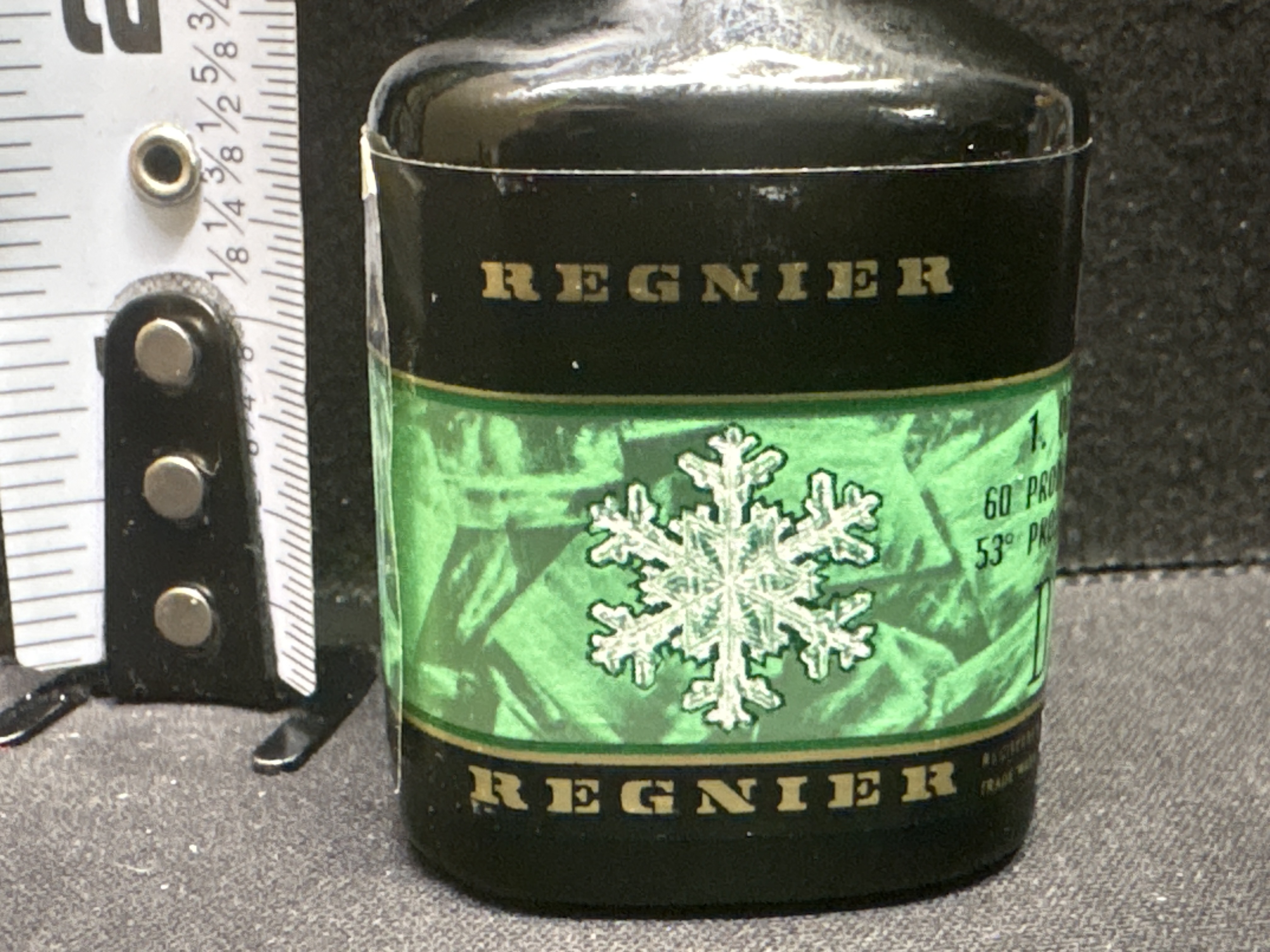 LOT 2026-645 — Petite bouteille miniature en verre de crème de menthe Regnier, produite par… — photo 2
