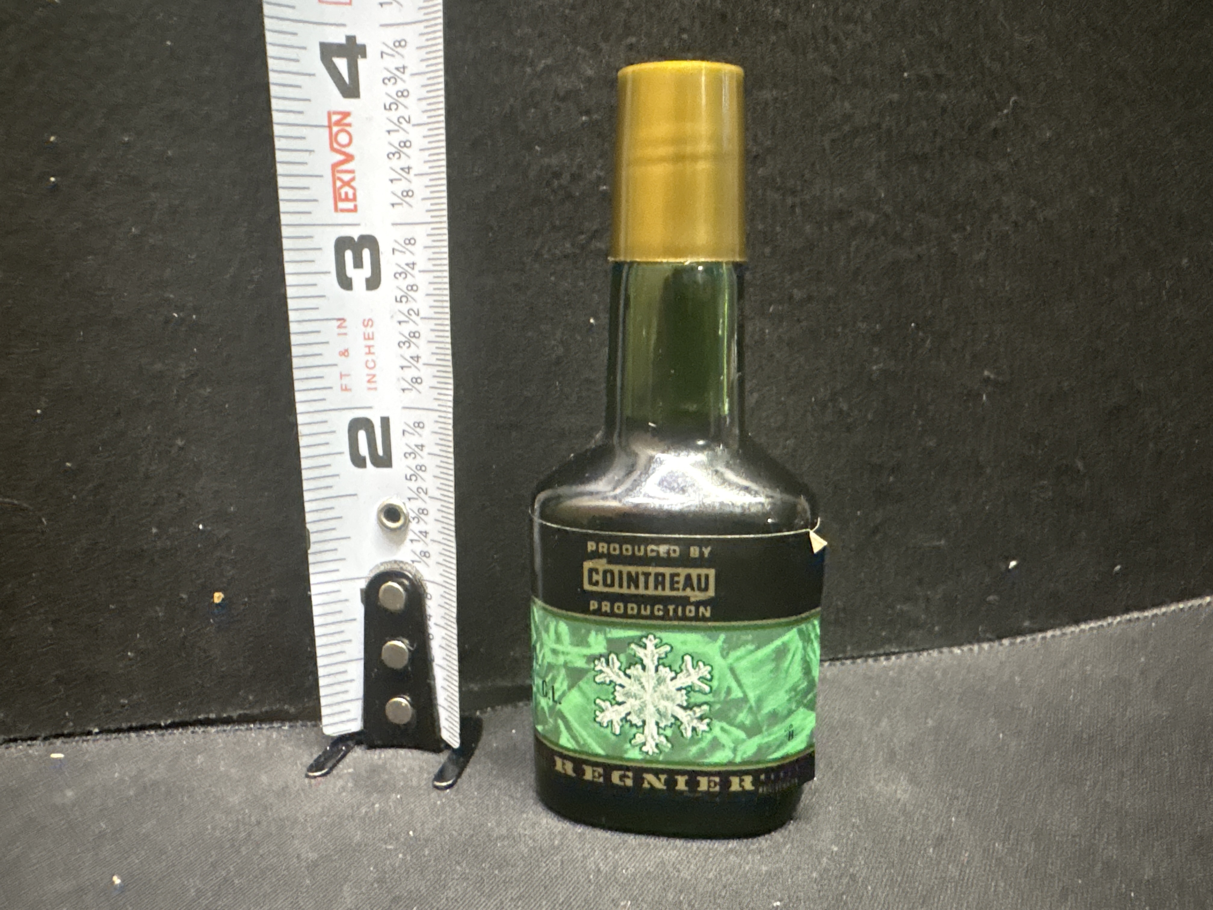 LOT 2026-645 — Petite bouteille miniature en verre de crème de menthe Regnier, produite par… — photo 1