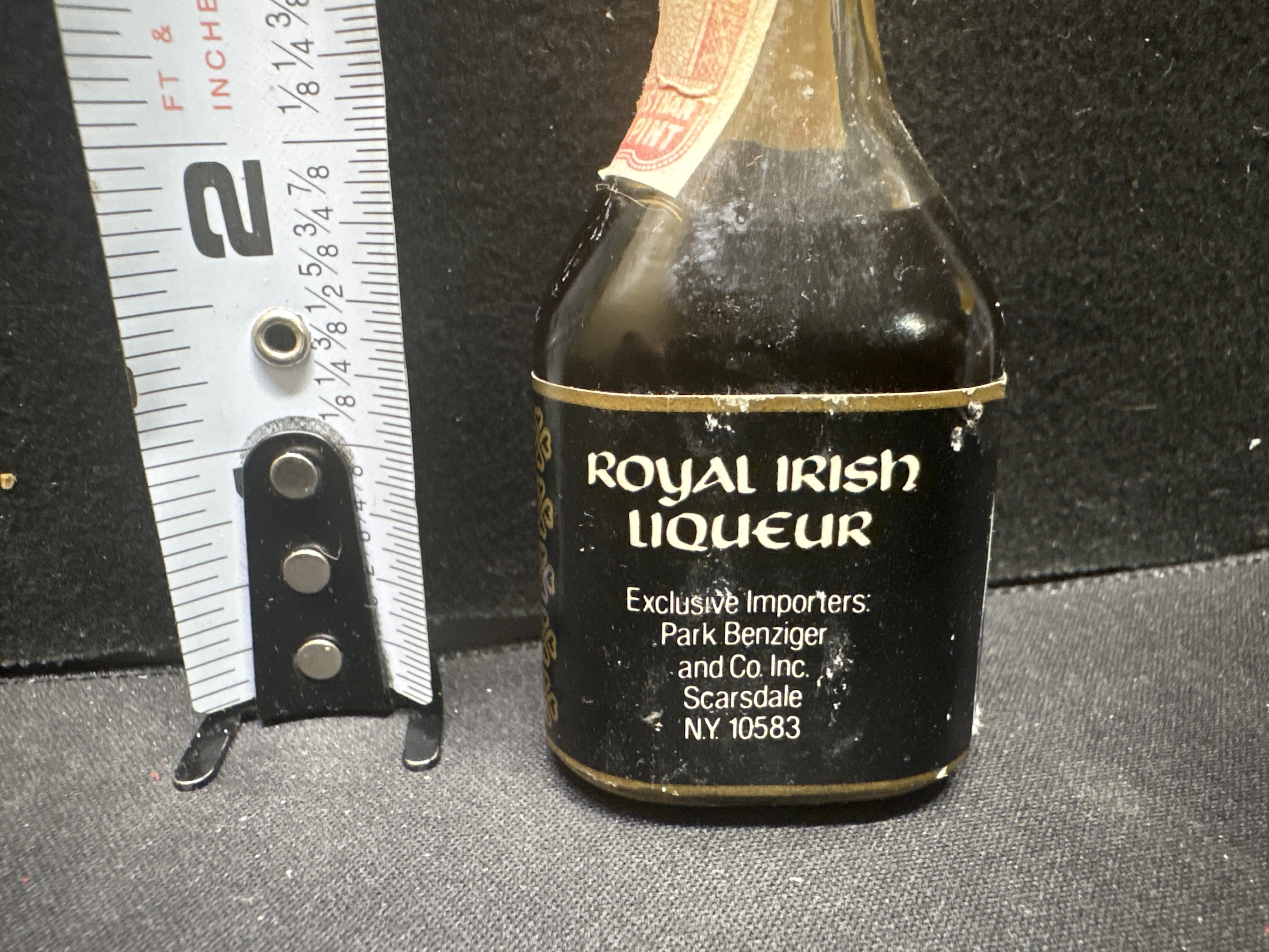 LOT 2026-646 — Petite bouteille de verre de **Royal Irish Coffee Liqueur**, format **1 fl oz… — photo 2