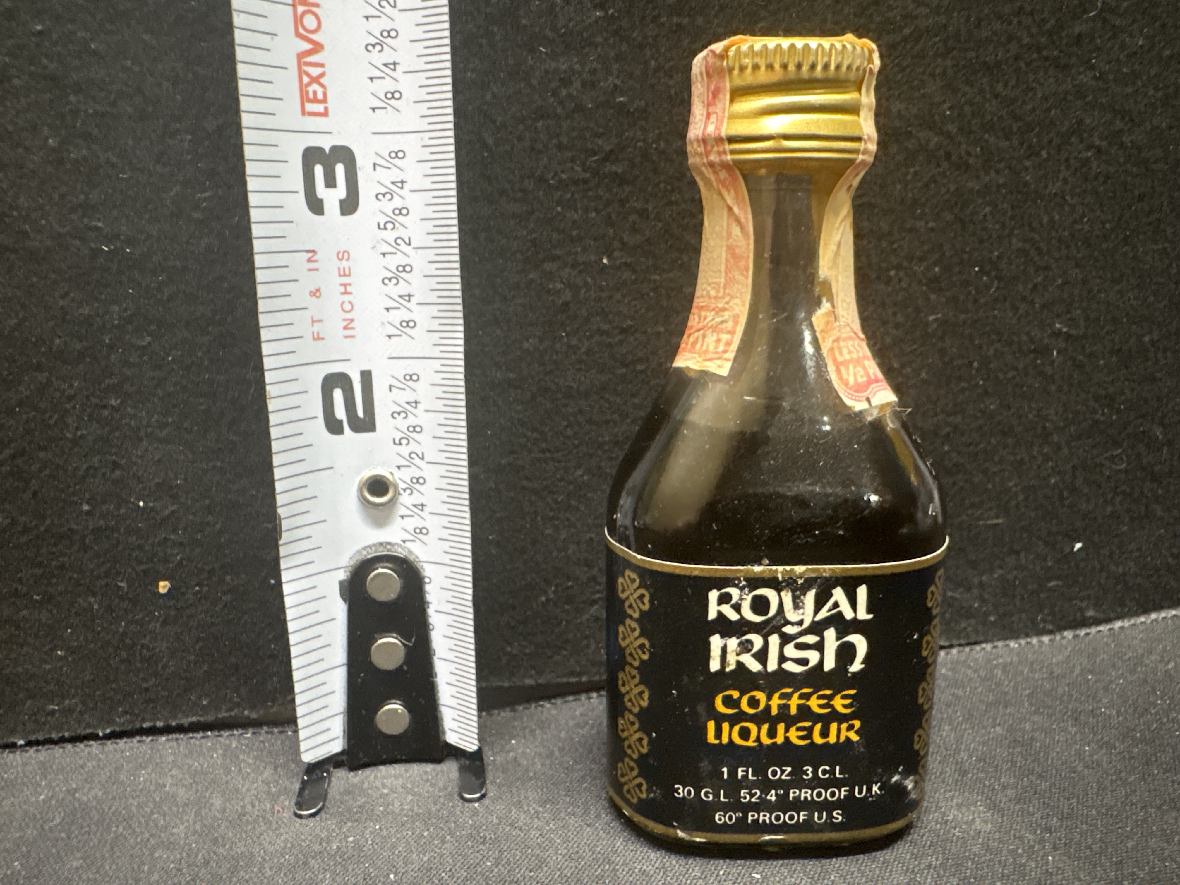 LOT 2026-646 — Petite bouteille de verre de **Royal Irish Coffee Liqueur**, format **1 fl oz… — photo 1