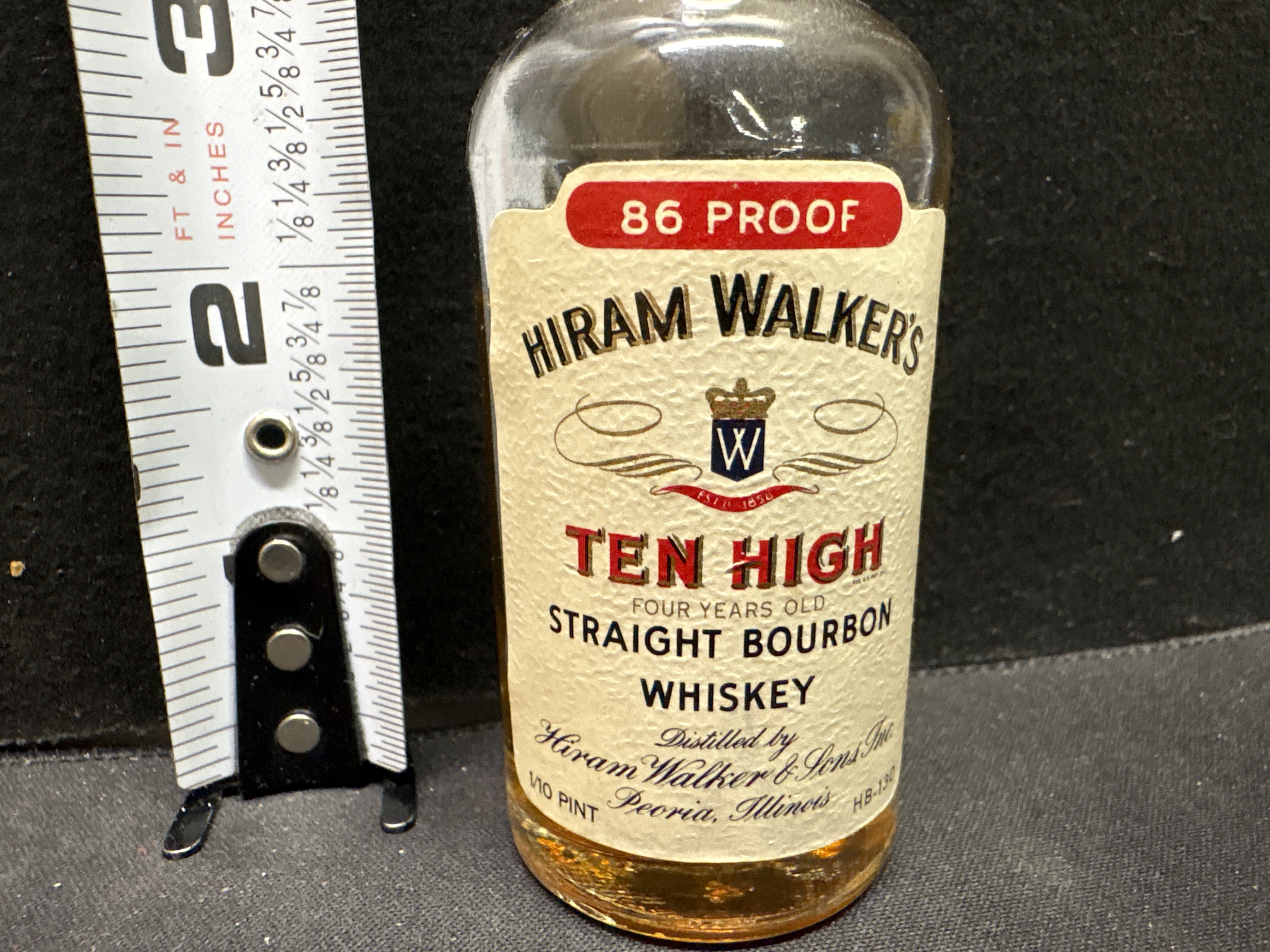 LOT 2026-653 — Petite bouteille en verre de whisky bourbon droit Ten High de Hiram Walker’s… — photo 2