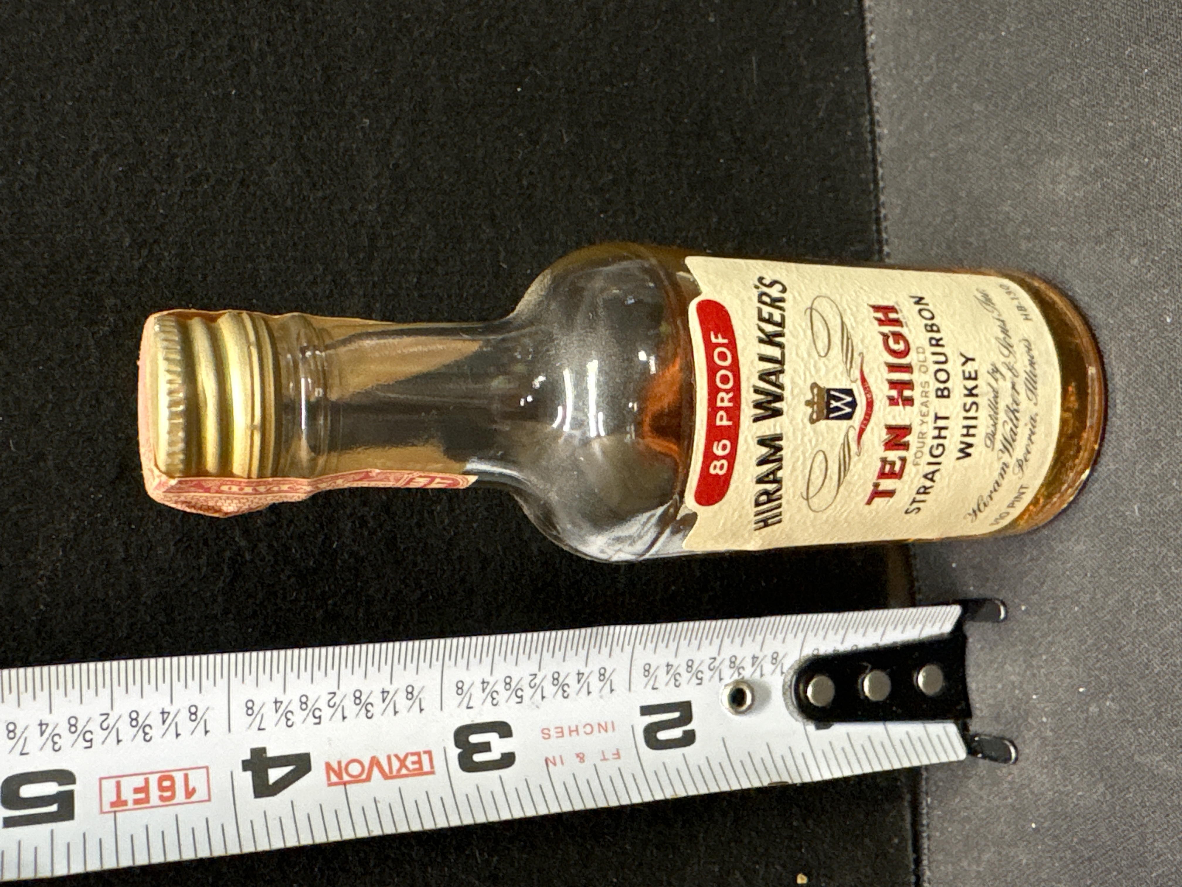 LOT 2026-653 — Petite bouteille en verre de whisky bourbon droit Ten High de Hiram Walker’s… — photo 1
