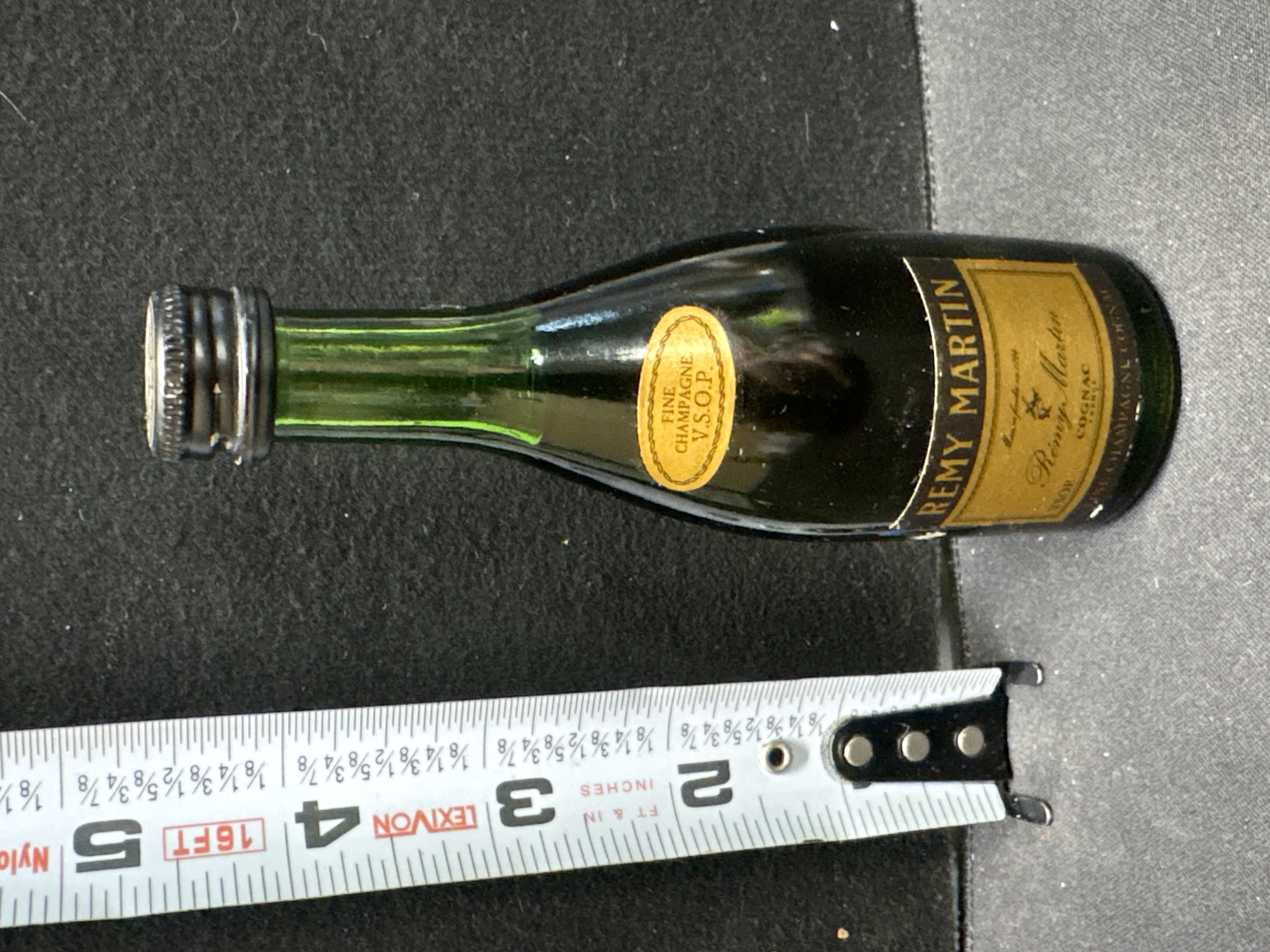 LOT 2026-654 — Bouteille miniature de cognac Rémy Martin, Fine Champagne V.S.O.P., en verre… — photo 1