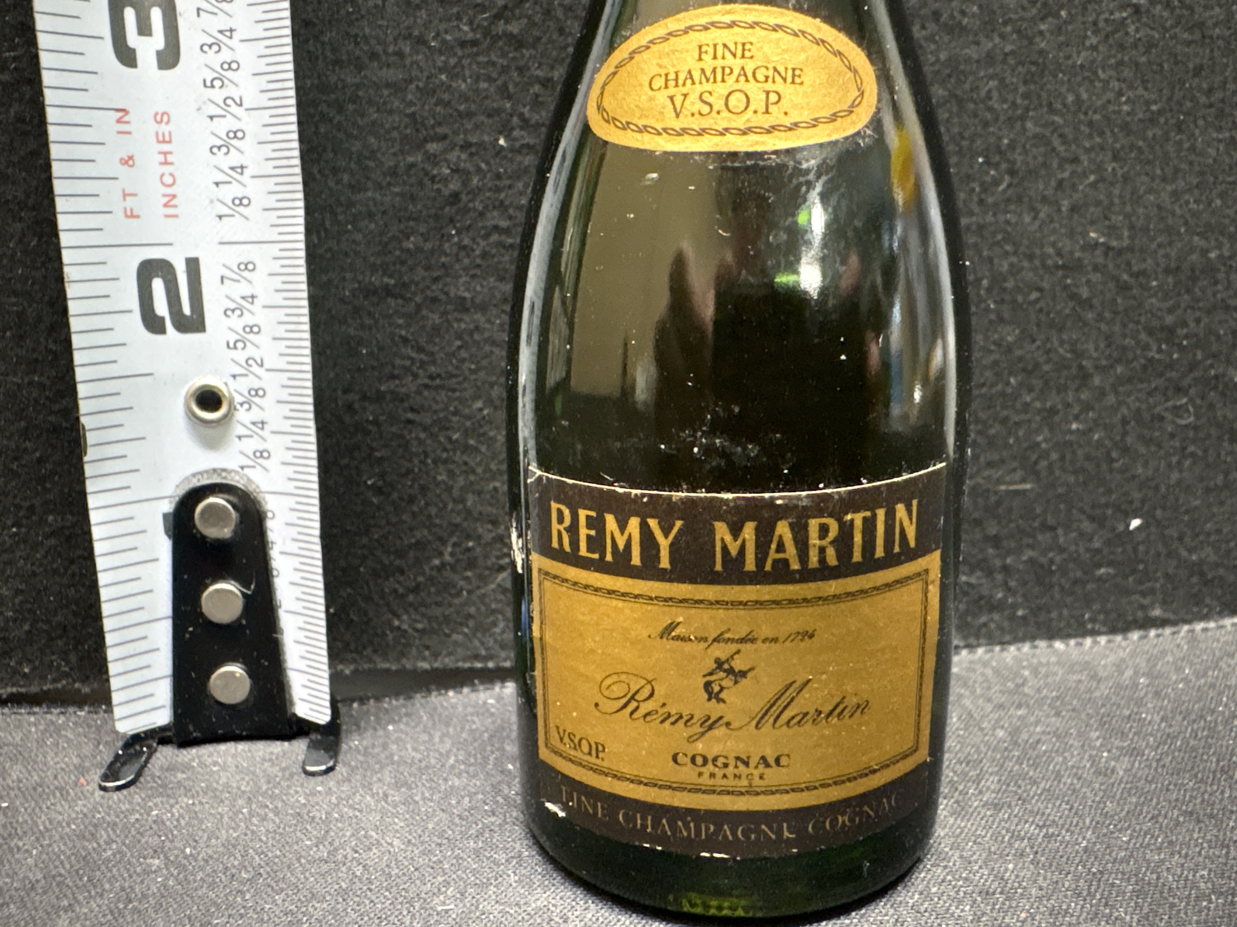 LOT 2026-654 — Bouteille miniature de cognac Rémy Martin, Fine Champagne V.S.O.P., en verre… — photo 2