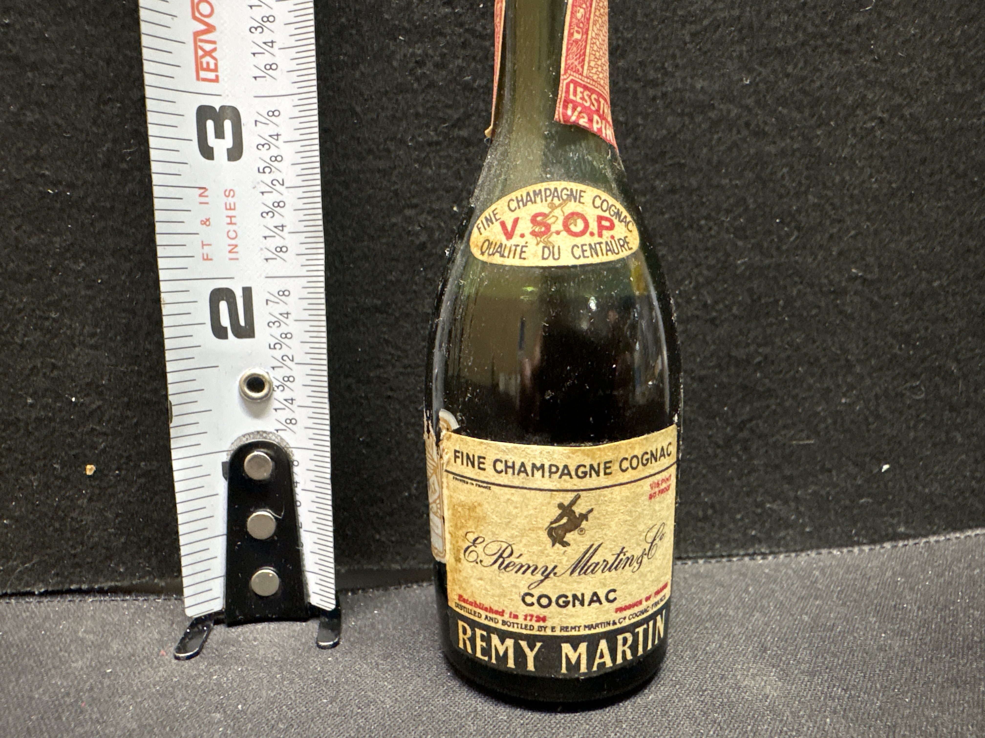 LOT 2026-655 — Bouteille miniature en verre de cognac Rémy Martin V.S.O.P — photo 2