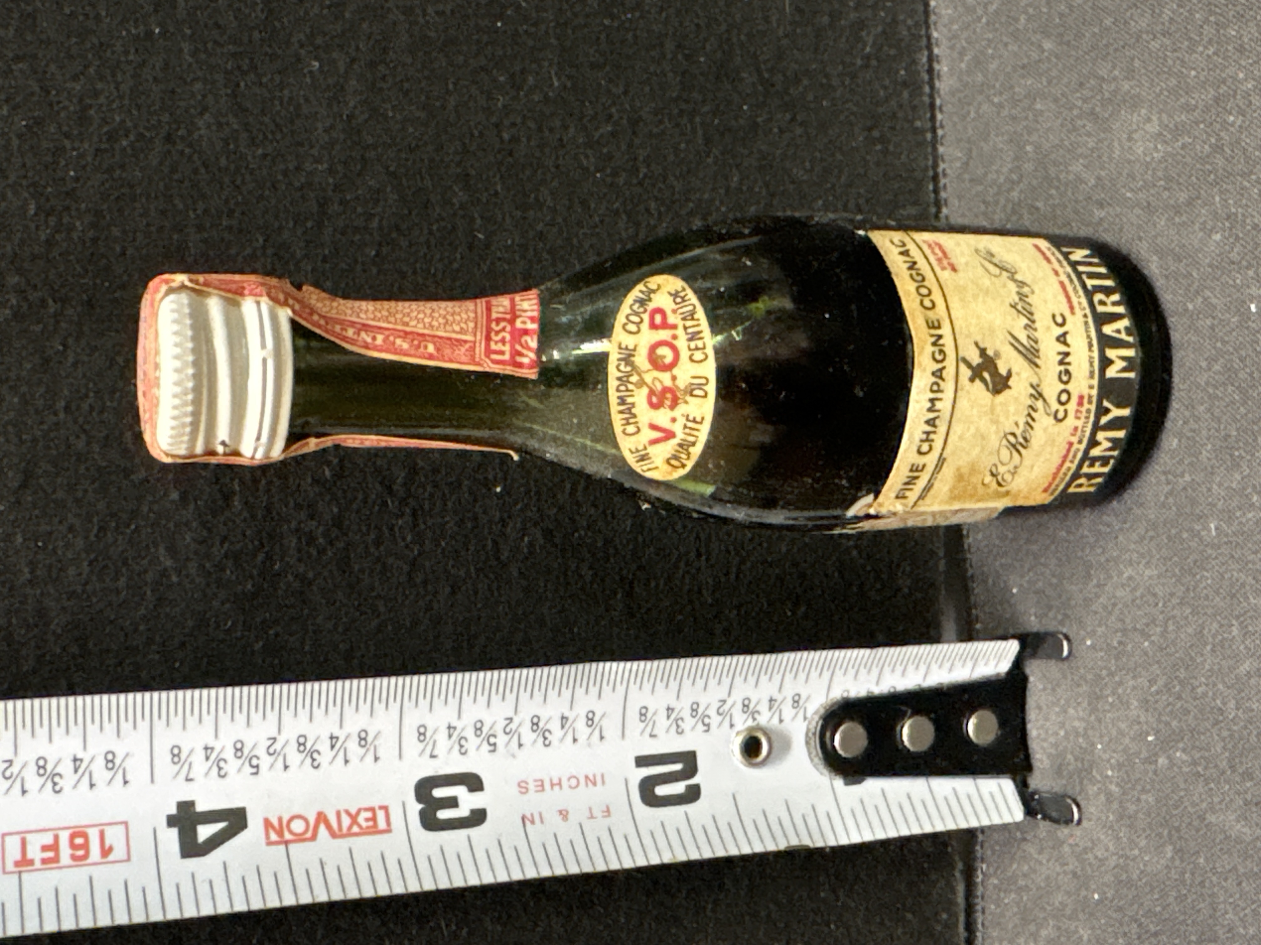 LOT 2026-655 — Bouteille miniature en verre de cognac Rémy Martin V.S.O.P — photo 1
