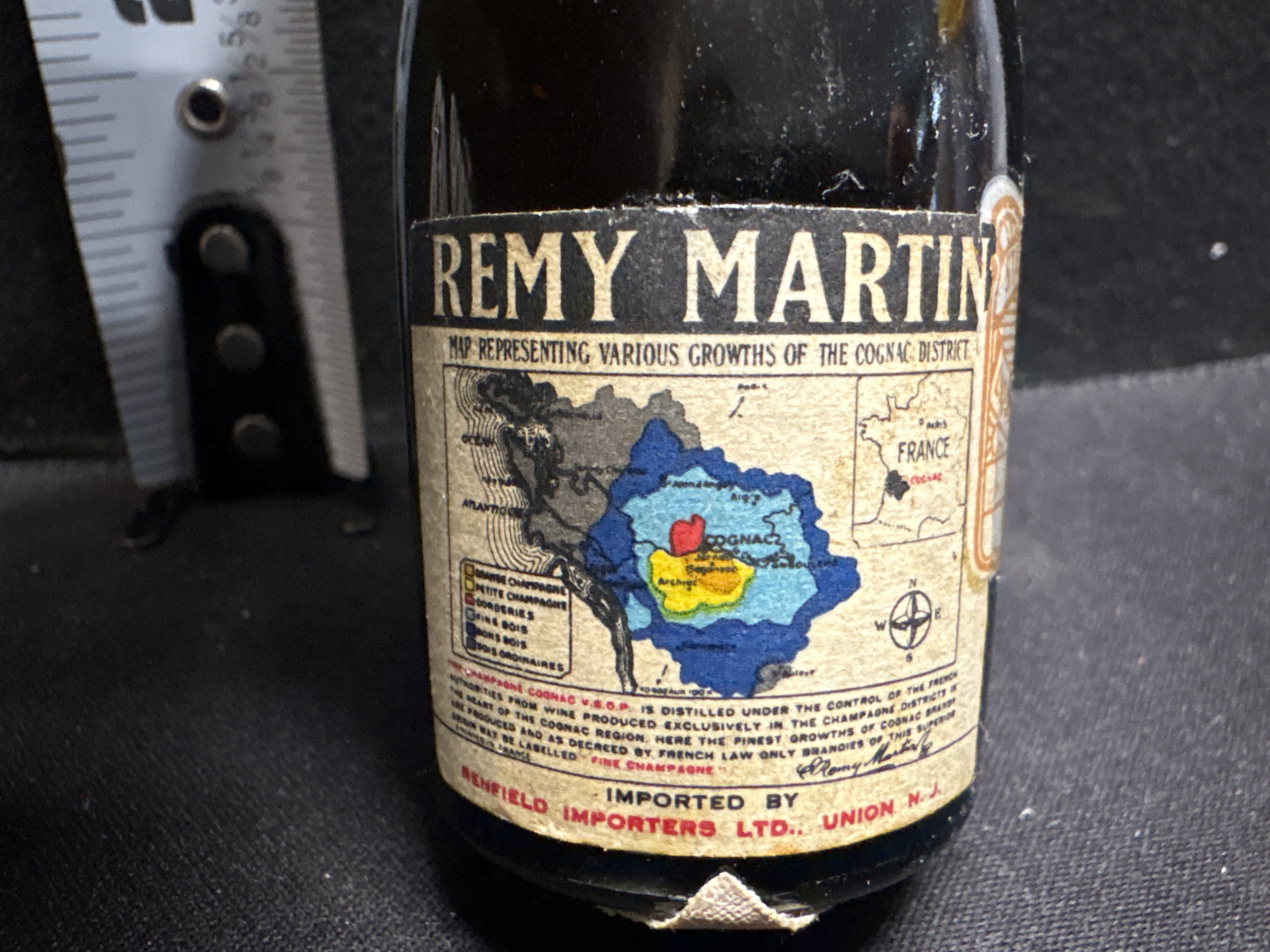 LOT 2026-655 — Bouteille miniature en verre de cognac Rémy Martin V.S.O.P — photo 3