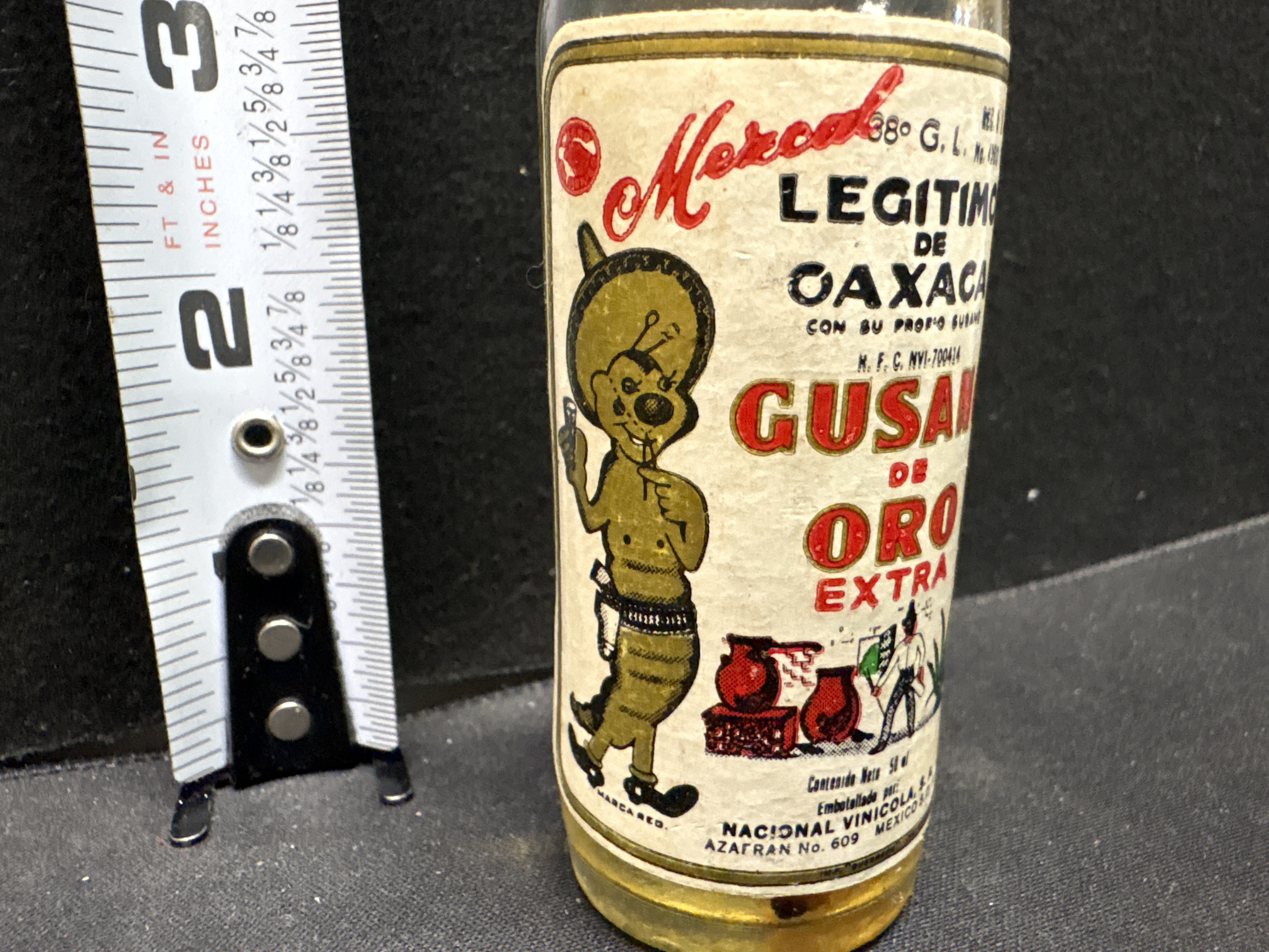 LOT 2026-656 — Bouteille vintage en verre de mezcal mexicain « Gusano de Oro Extra », avec… — photo 2